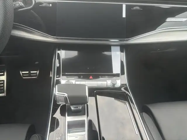Audi Q8 view 11