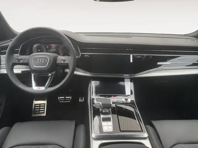 Audi Q8 view 10