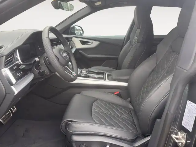 Audi Q8 view 8
