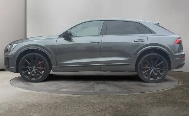 Audi Q8 view 7