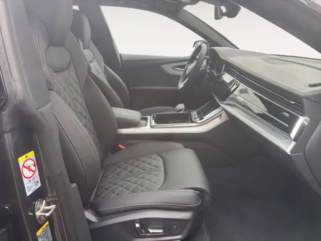 Audi Q8 view 9