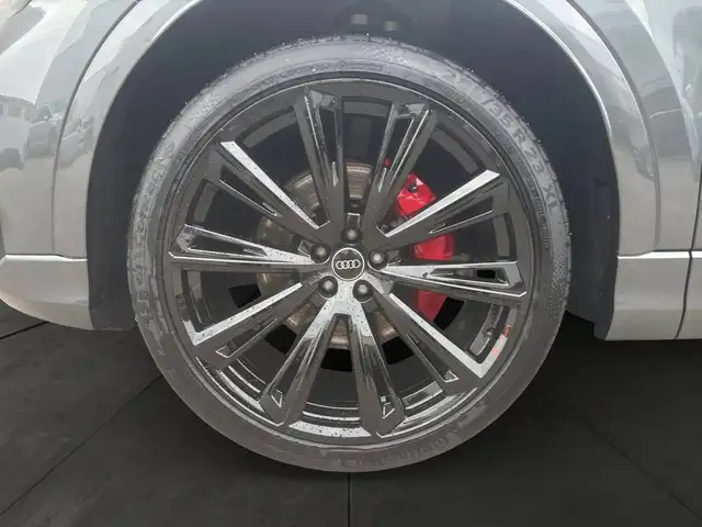 Audi Q8 view 5