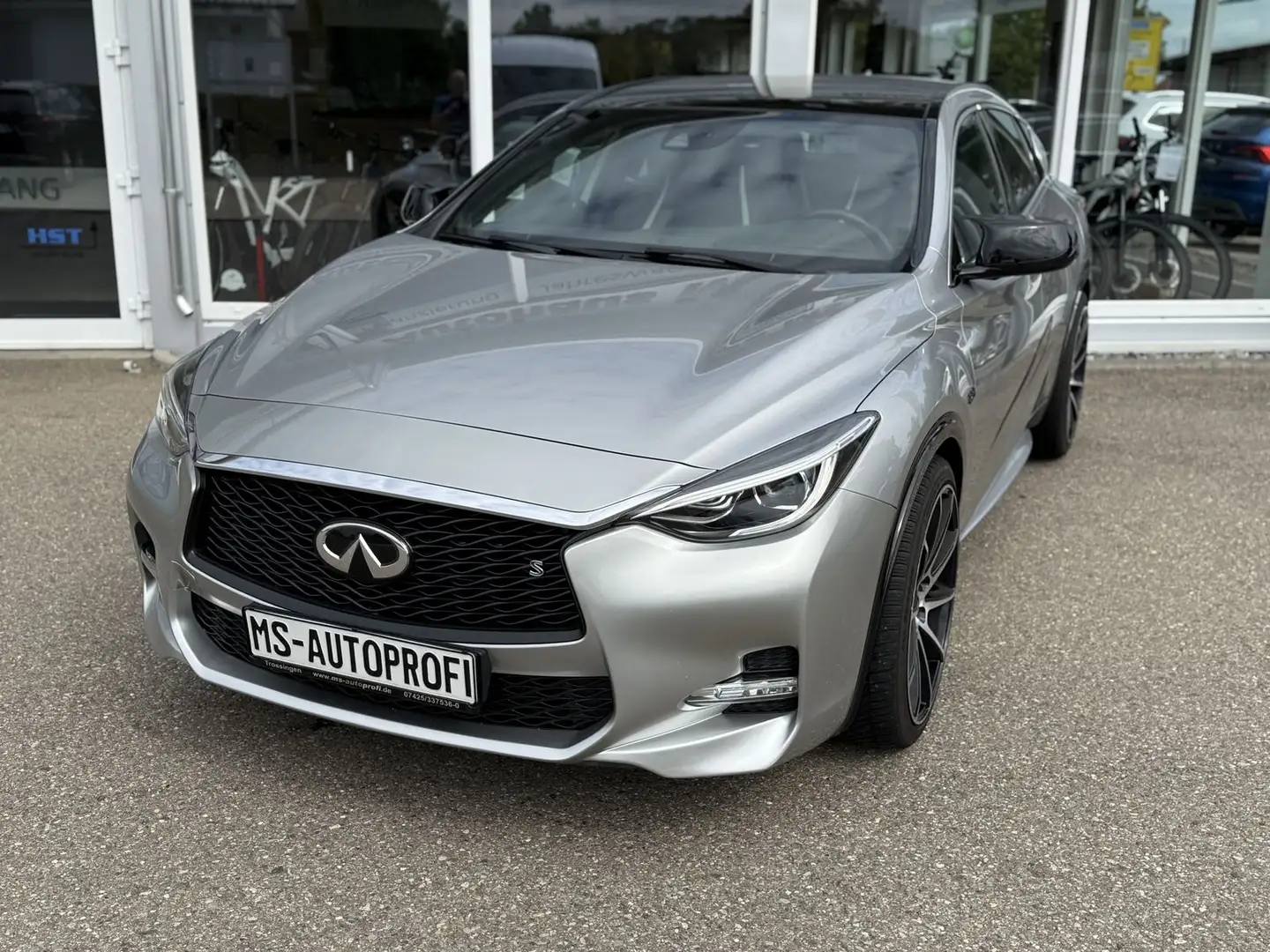 Infiniti Q30 2.2 d AWD City Black Edition Alu Klima Pano Grau - 2