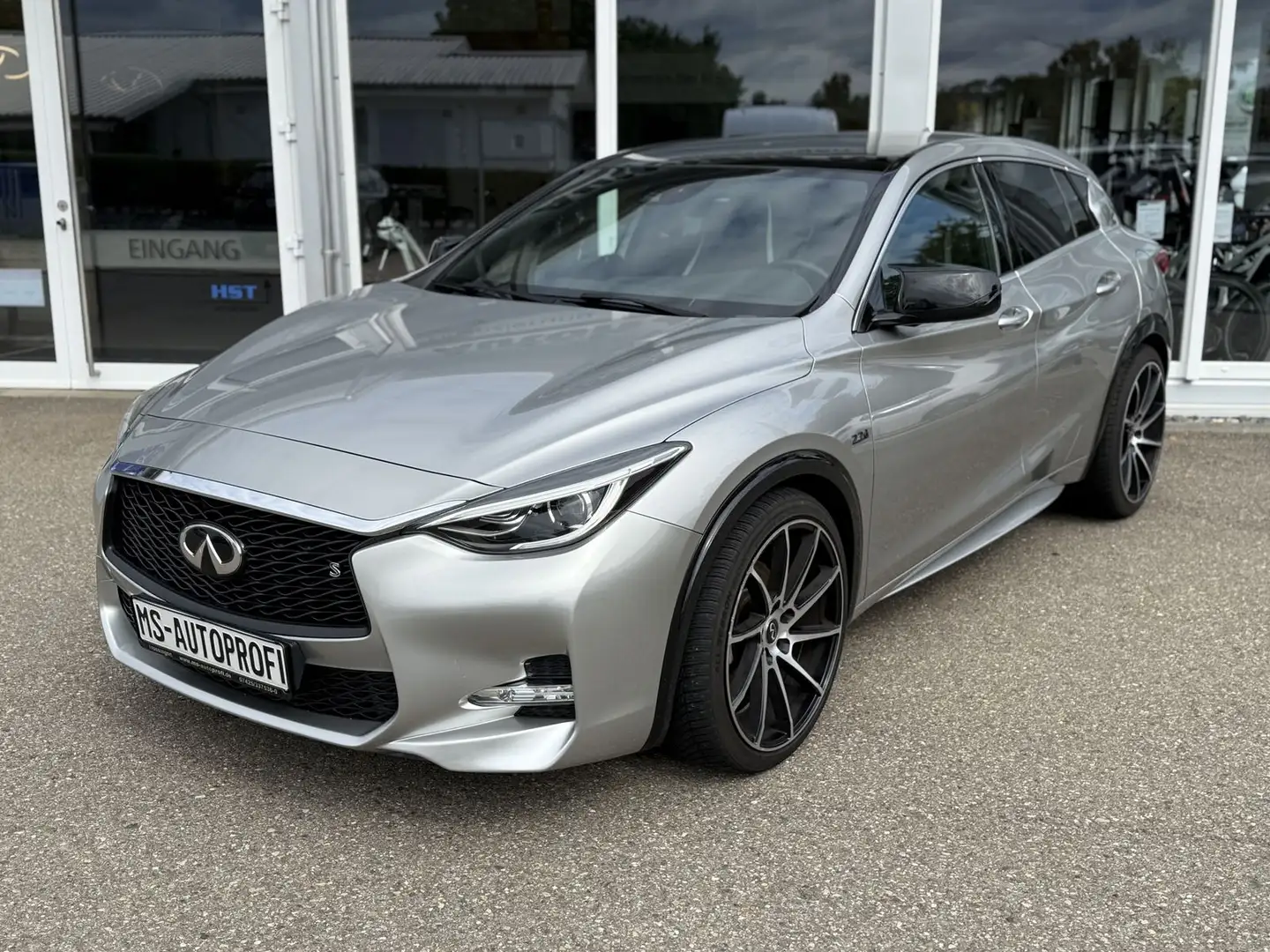 Infiniti Q30 2.2 d AWD City Black Edition Alu Klima Pano Grau - 1