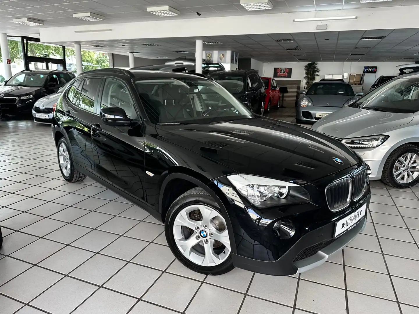 BMW X1 2.0 d xDrive Leder Panorama Ab-AHK 1HD! Schwarz - 1