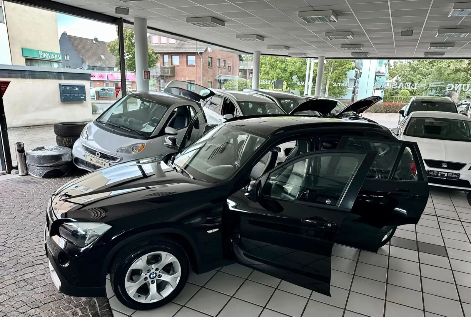 BMW X1 2.0 d xDrive Leder Panorama Ab-AHK 1HD! Schwarz - 2