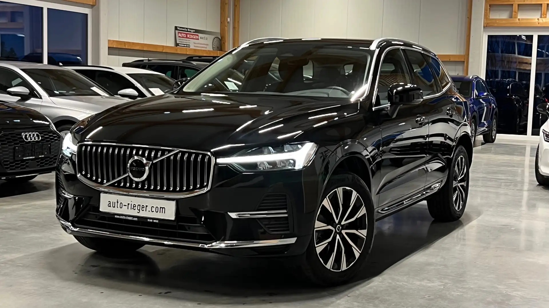 Volvo XC60 Plus Bright AWD AHK, ACC, Kamera Schwarz - 2