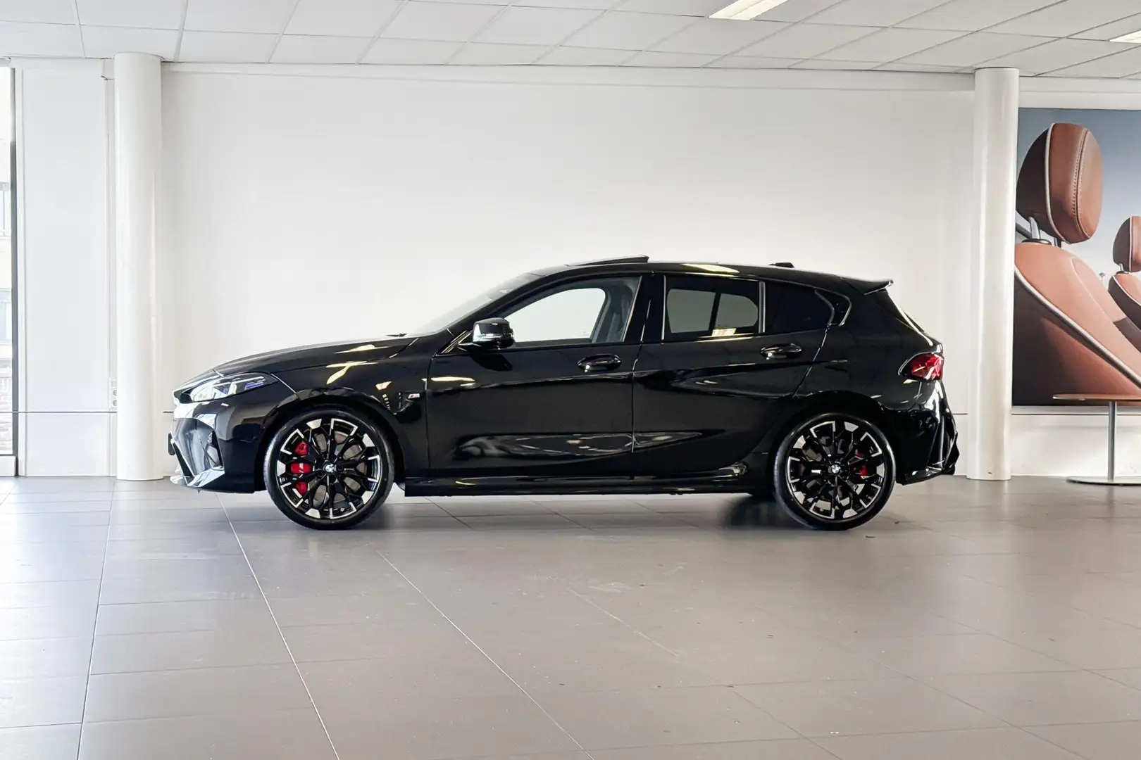 BMW 135 1 Serie M135 xDrive BMW 1 Serie M135i xDrive | M S Zwart - 2