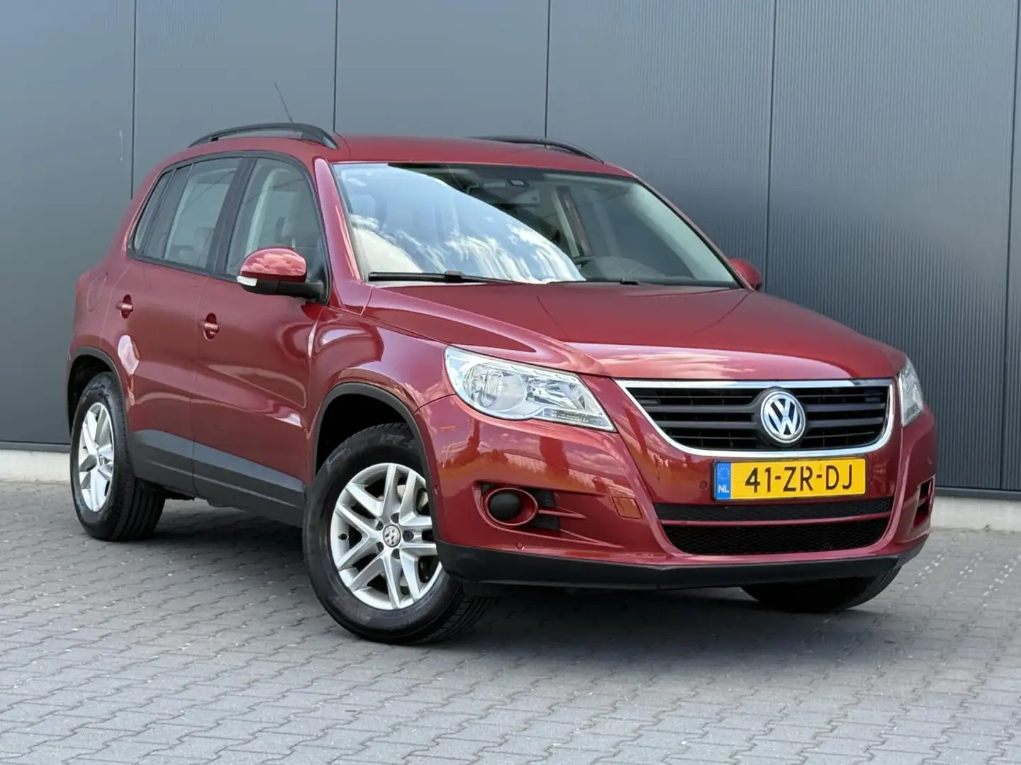 Volkswagen Tiguan 1.4 TSI Comfort&Design 4Motion Trekhaak - Cruise Red - 2