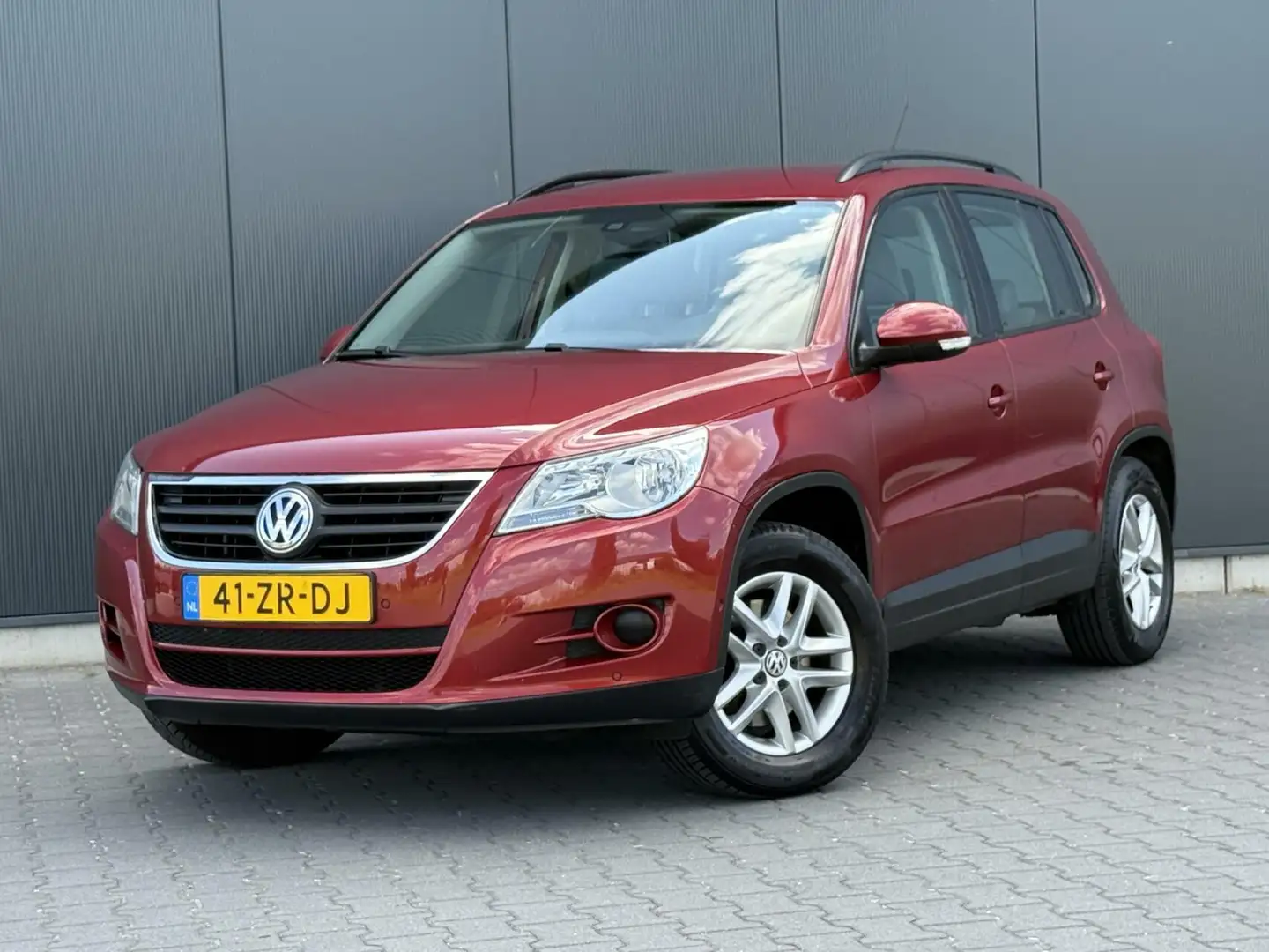 Volkswagen Tiguan 1.4 TSI Comfort&Design 4Motion Trekhaak - Cruise Red - 1