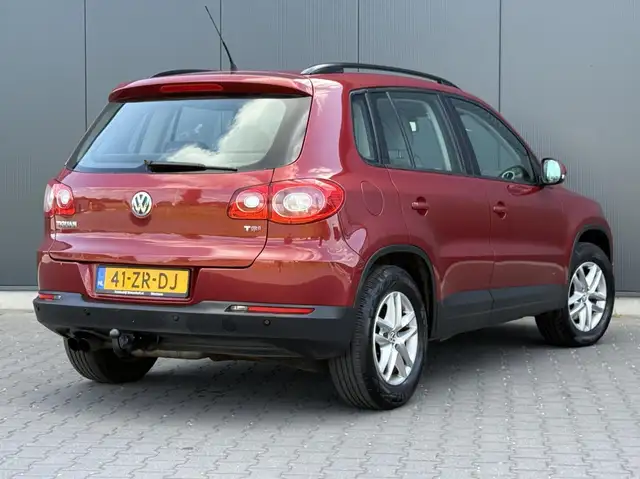 Volkswagen Tiguan view 4
