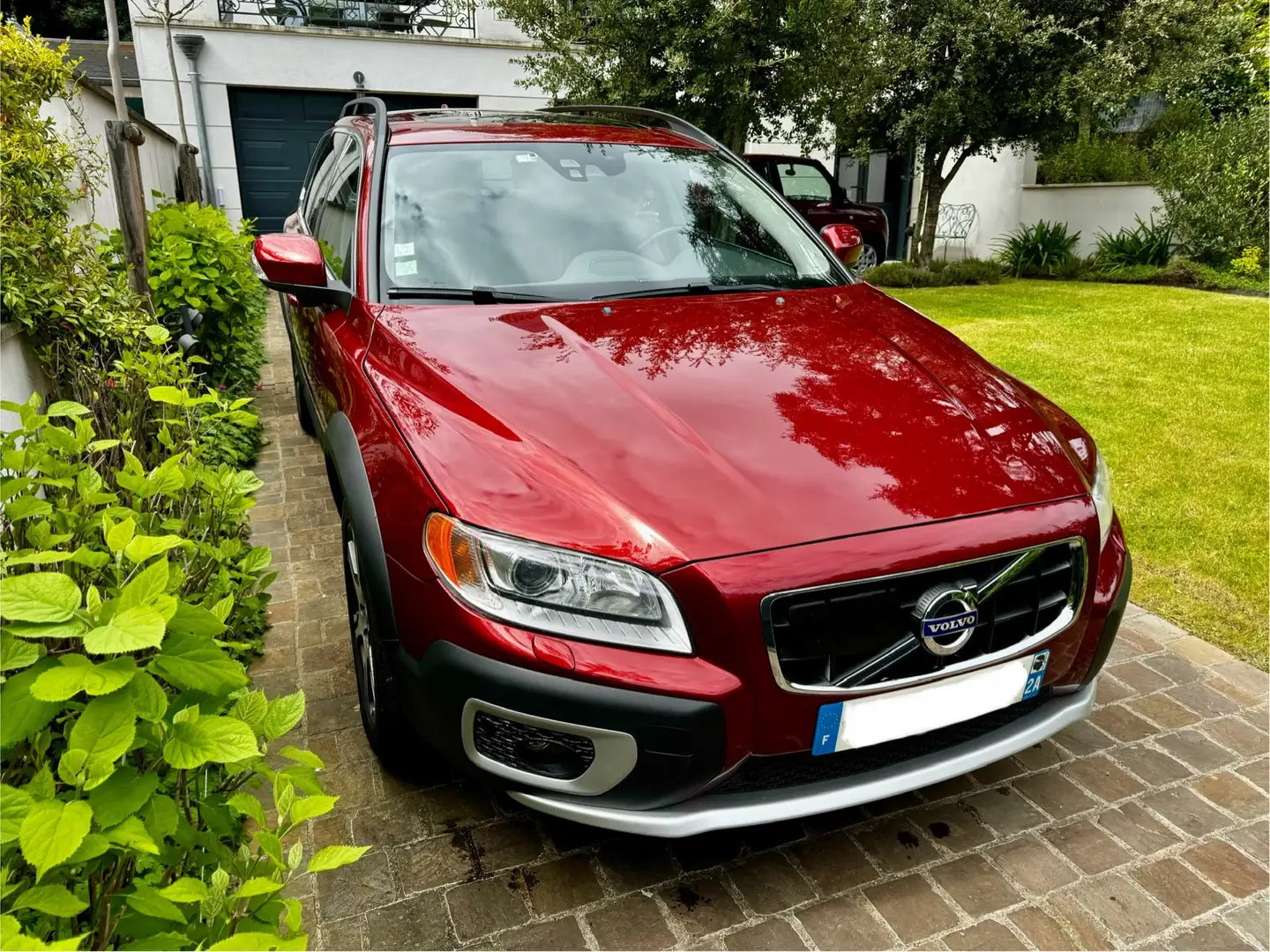 Volvo XC70 D5 AWD 215 Xénium Geartronic A Rood - 2
