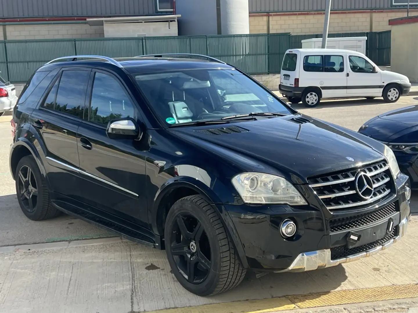 Mercedes-Benz ML 63 AMG 4M Aut. Schwarz - 2