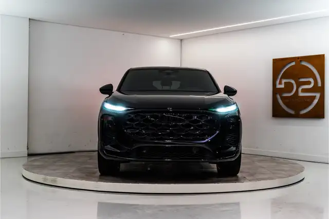 Audi Q3 view 8