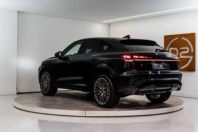 Audi Q3 view 3