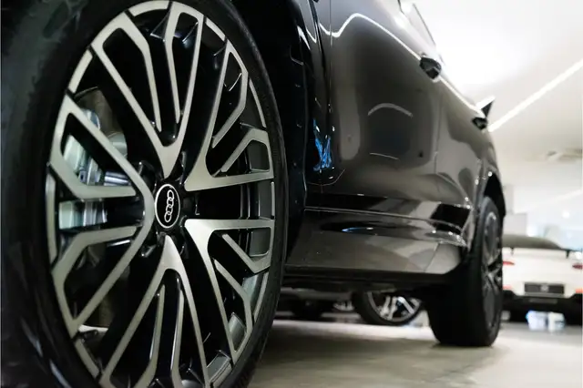 Audi Q3 view 13