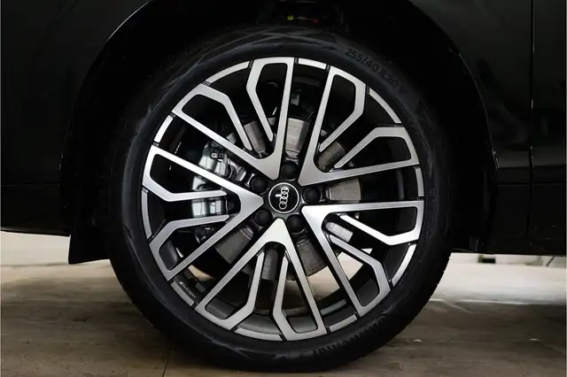 Audi Q3 view 14