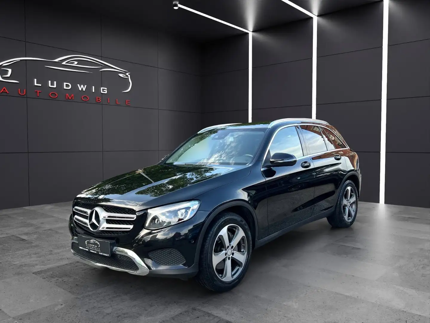 Mercedes-Benz GLC 220 GLC -Klasse  4Matic / EURO 6 / PANO /AHK Schwarz - 1
