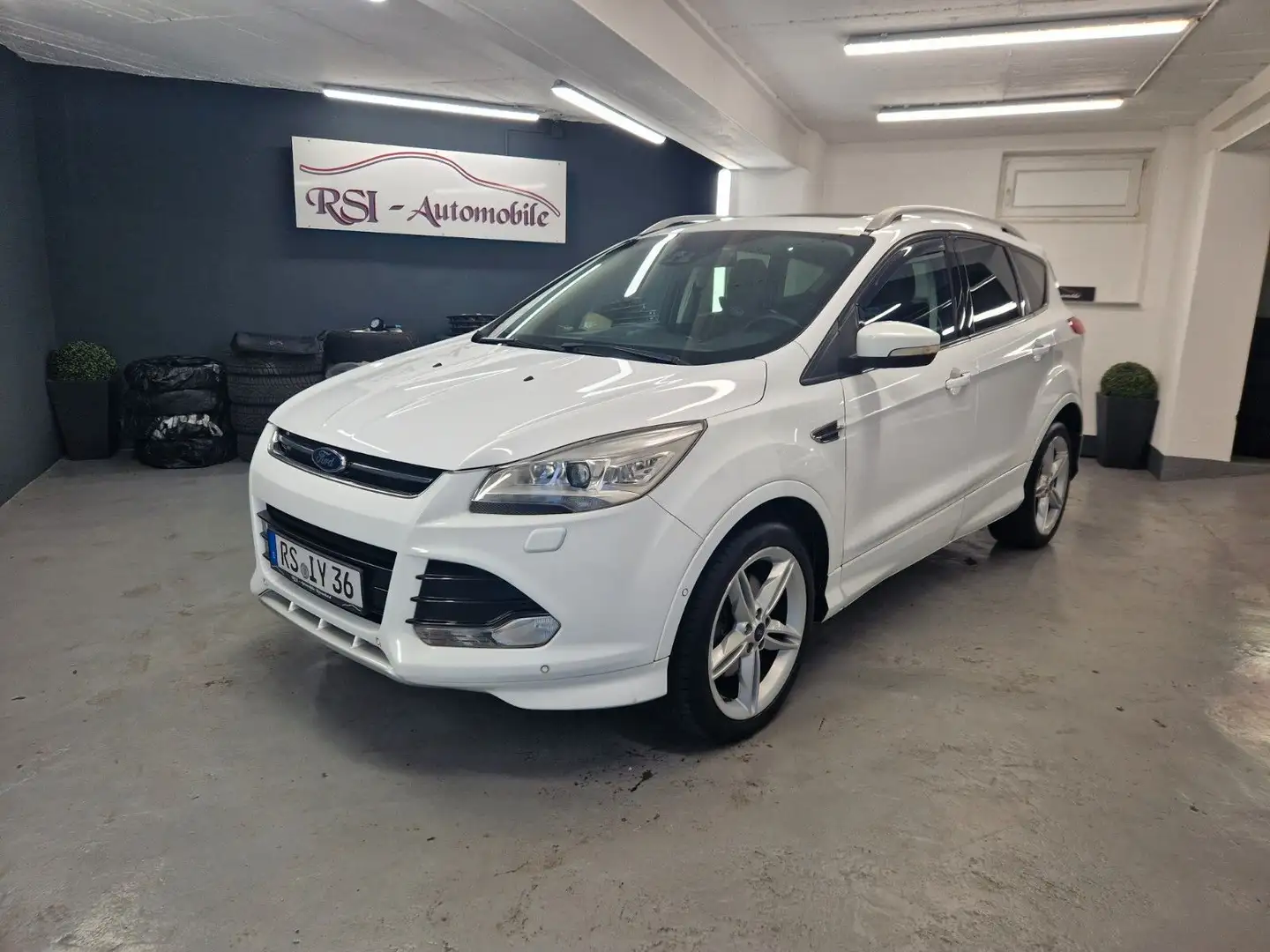 Ford Kuga Individual,NAVI,Pano.Dach,XENON,T-Leder,AHK Blanc - 1