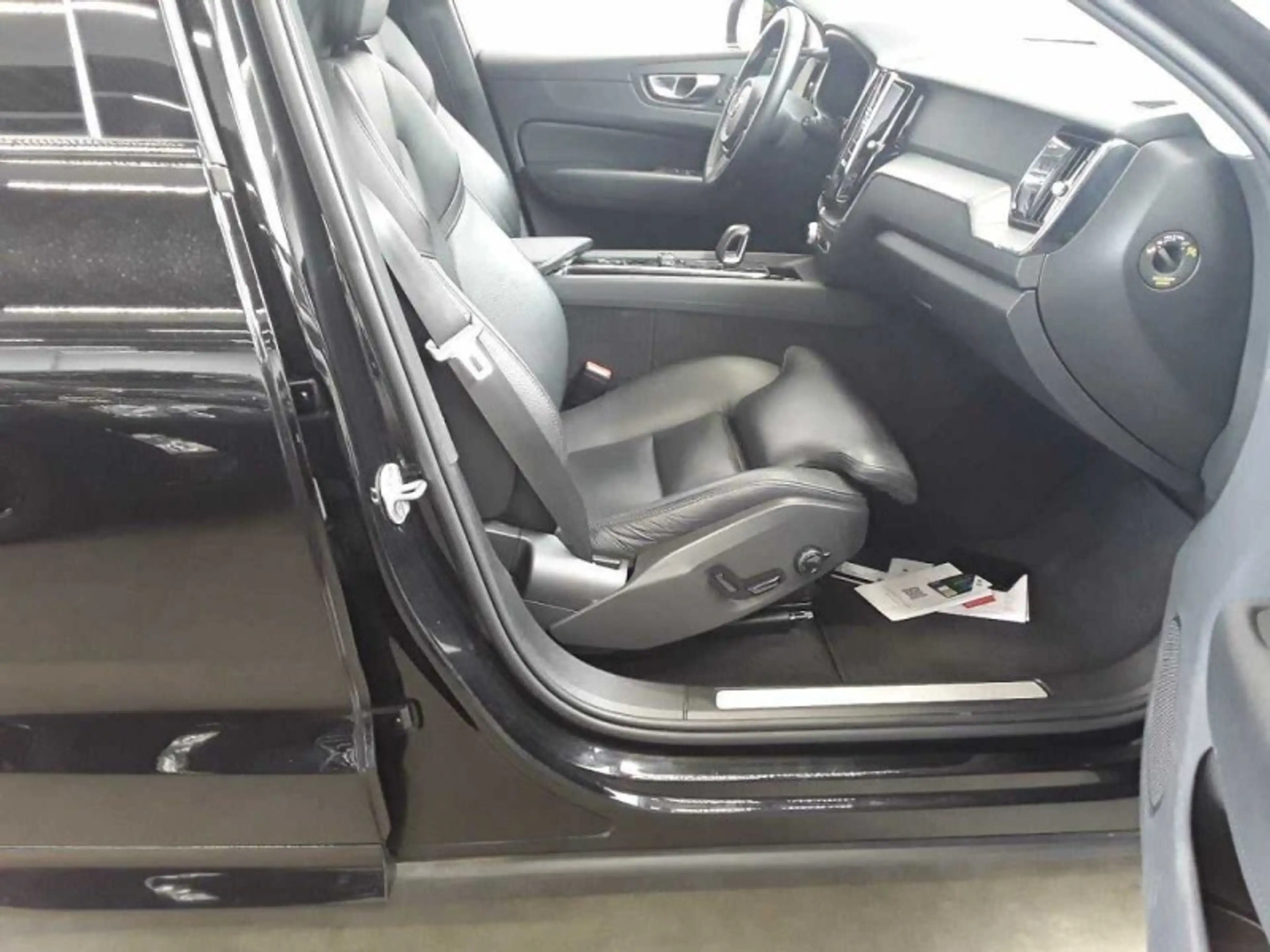 Volvo XC60 R Design*Plug-In*AWD*Pano*AHK*Harman K*Navi — photo 3