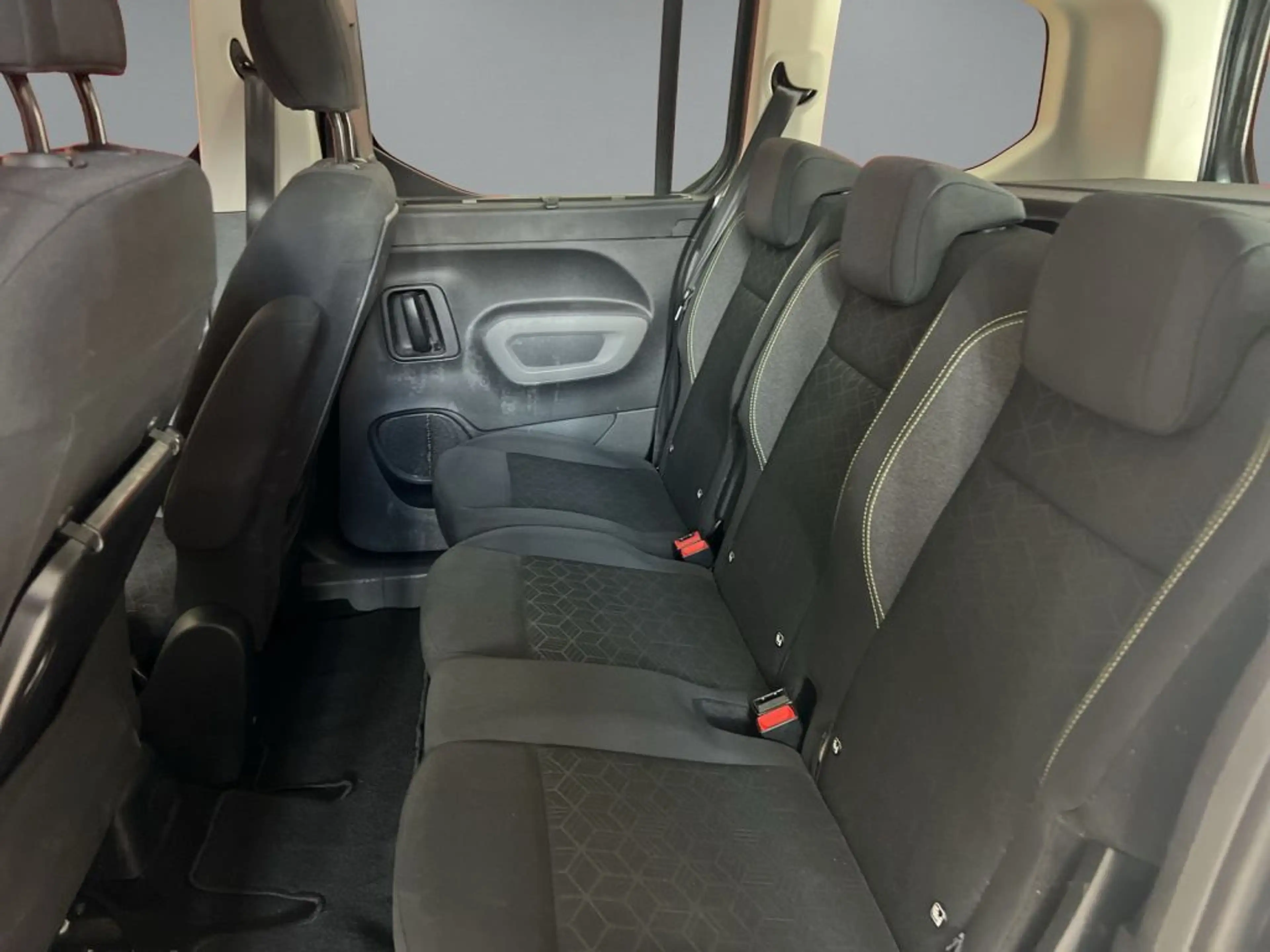 Peugeot Rifter BlueHDI 130 L1 EAT8 Active — photo 6