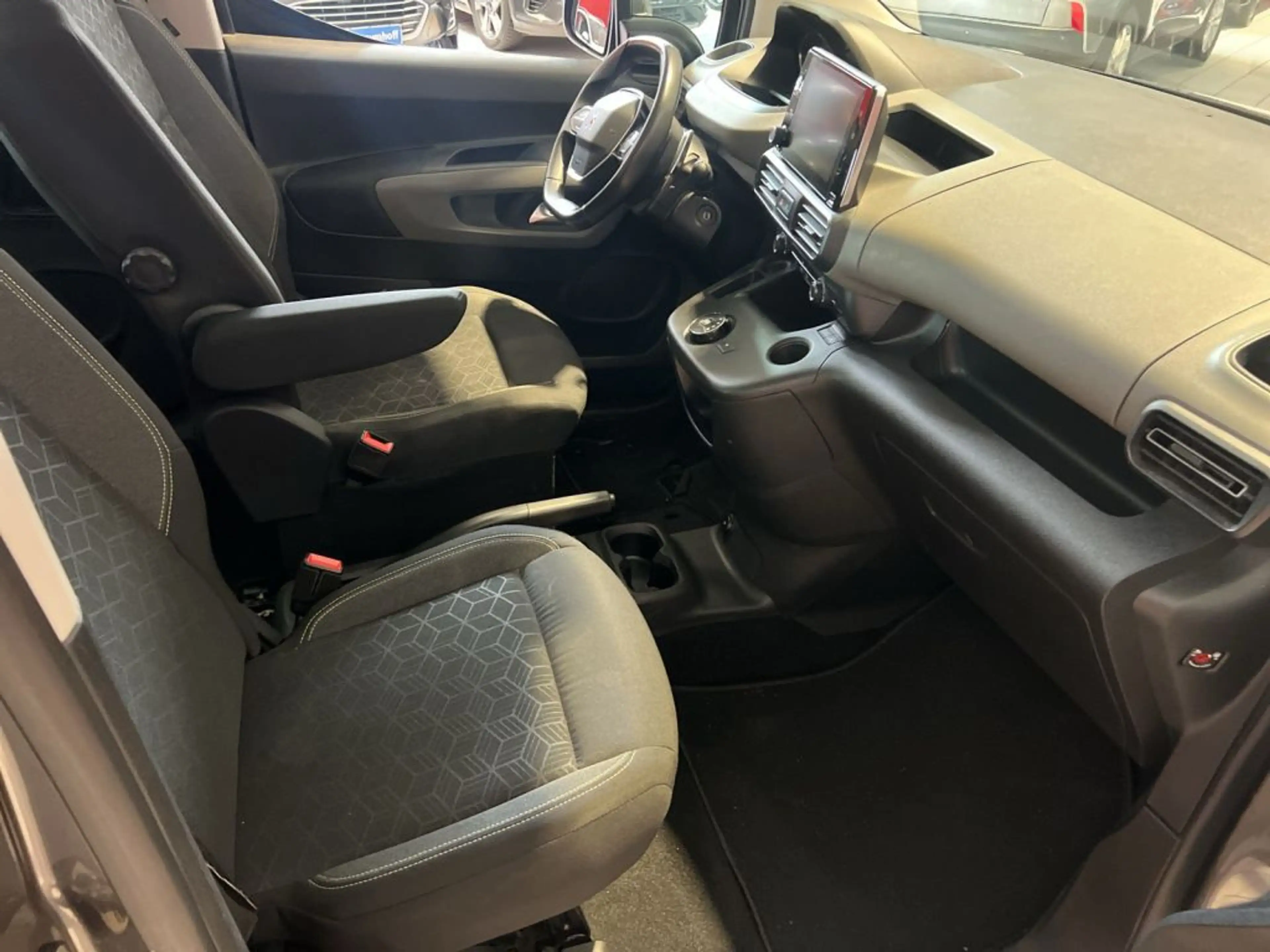 Peugeot Rifter BlueHDI 130 L1 EAT8 Active — photo 11