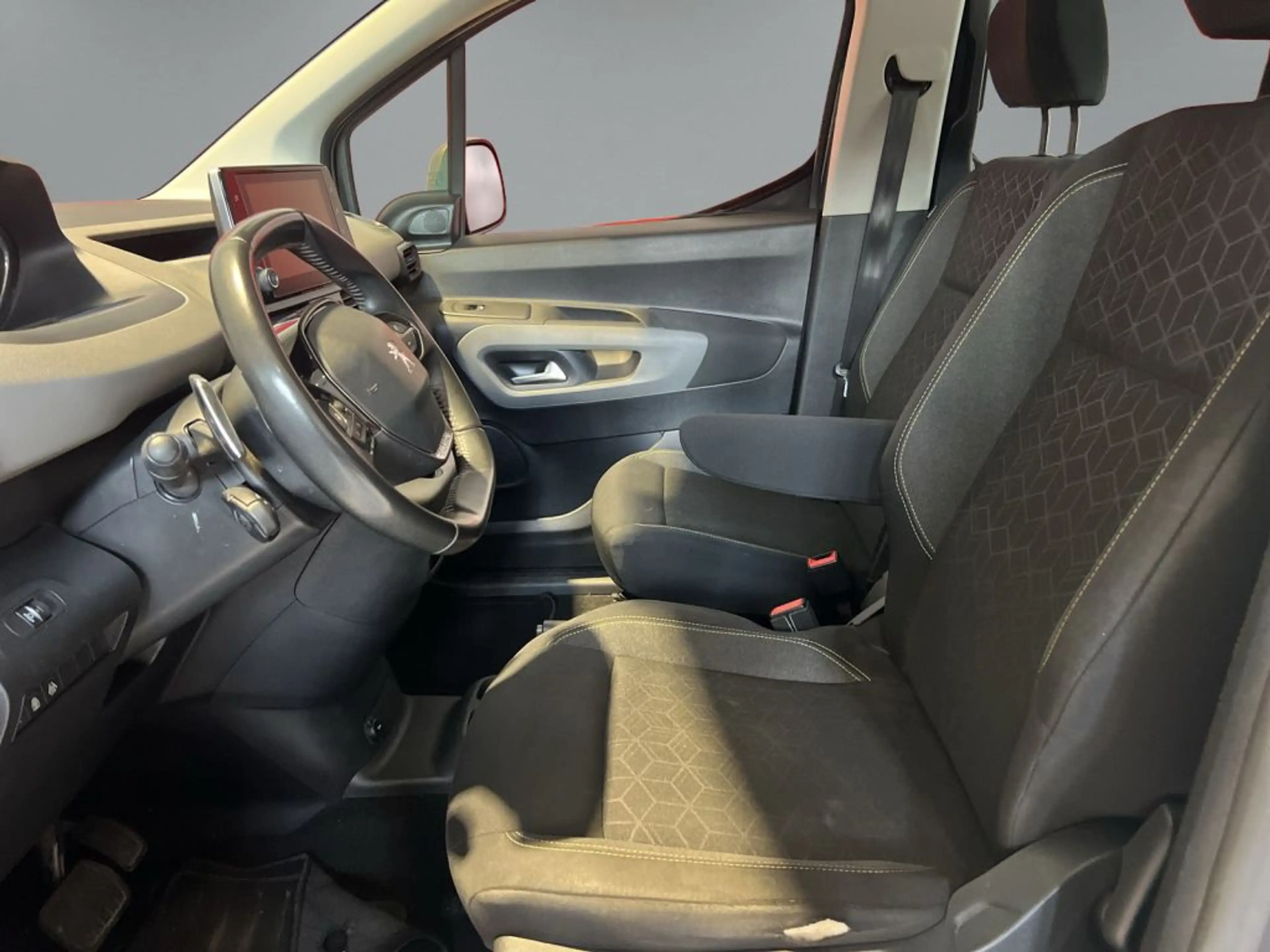 Peugeot Rifter BlueHDI 130 L1 EAT8 Active — photo 5