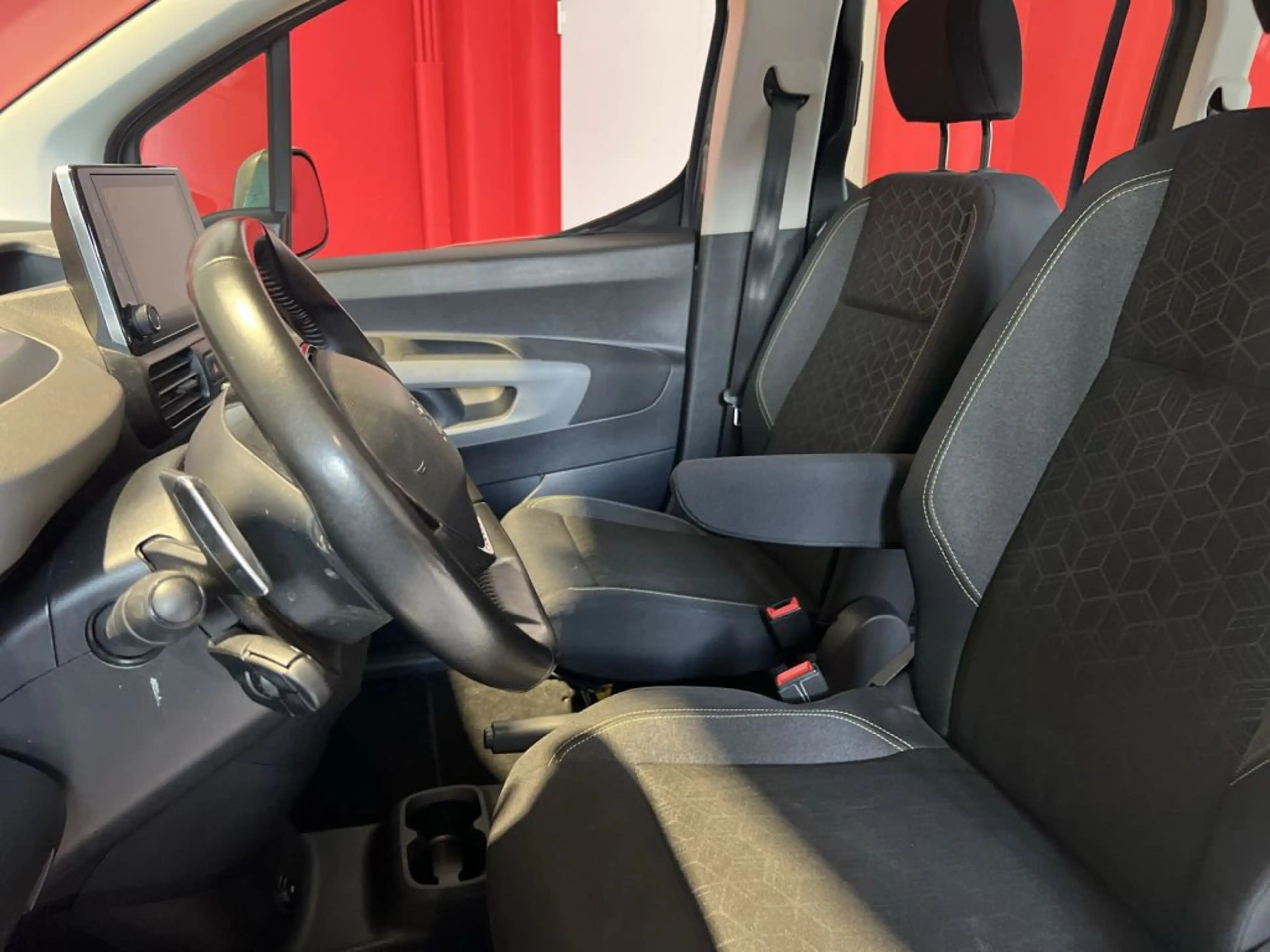 Peugeot Rifter BlueHDI 130 L1 EAT8 Active — photo 13