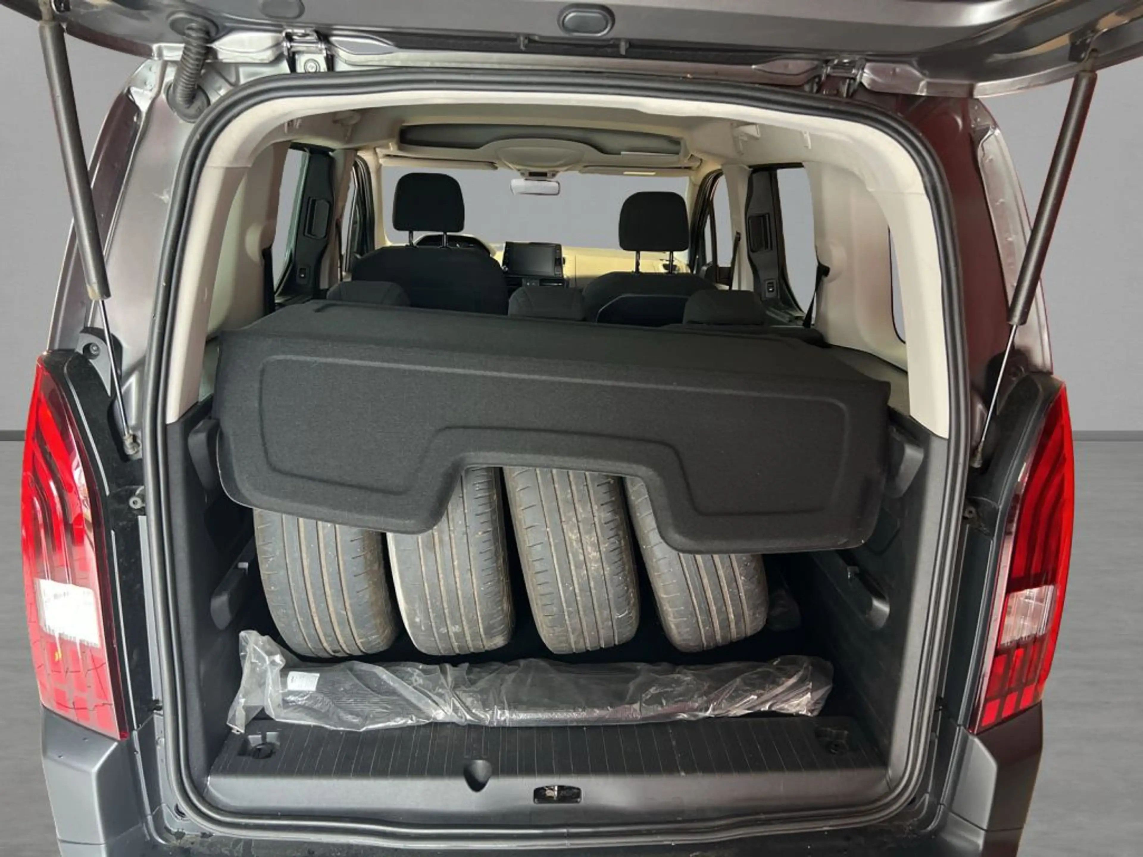 Peugeot Rifter BlueHDI 130 L1 EAT8 Active — photo 9