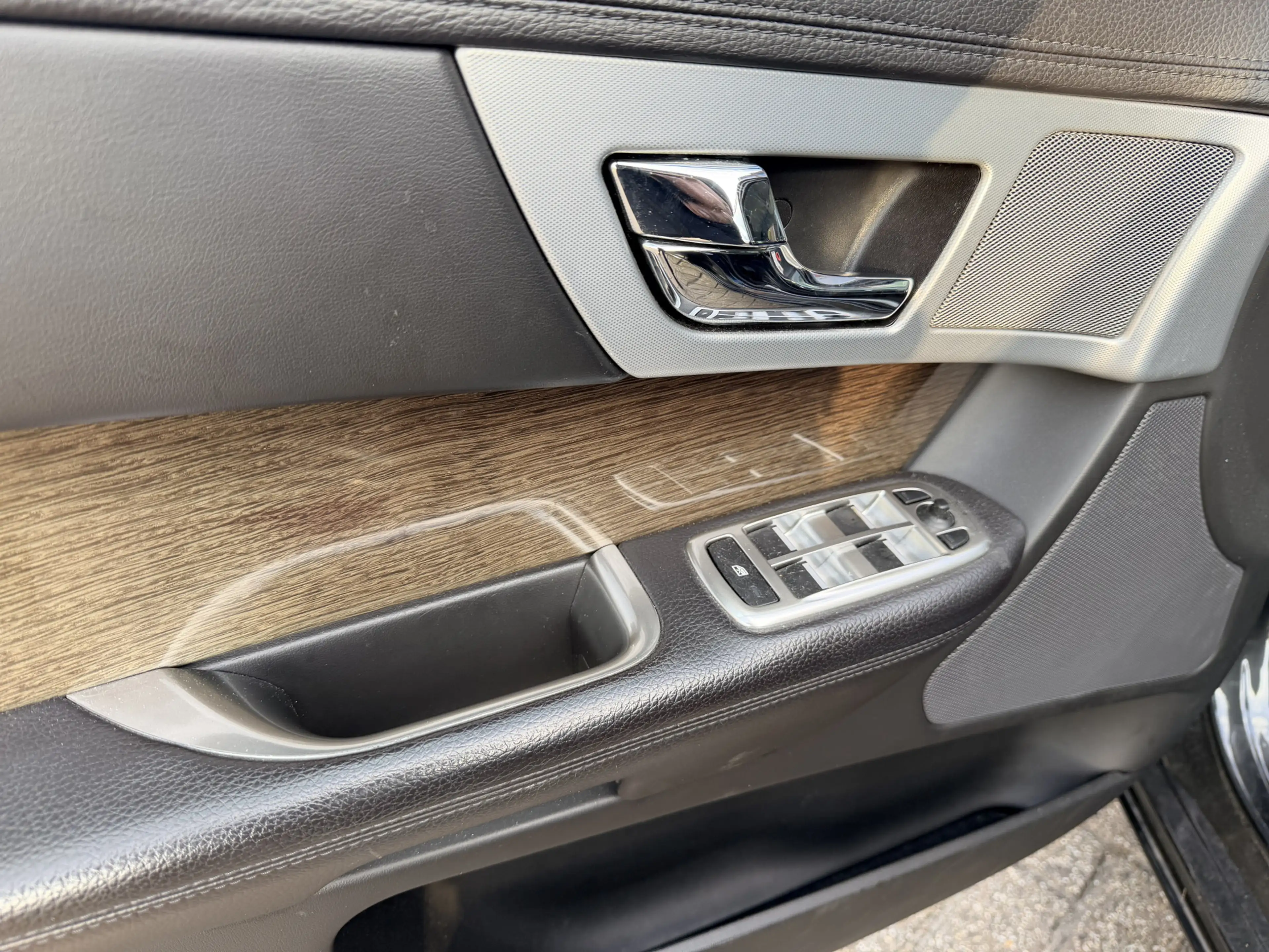 Jaguar XF 2.2D Premium Luxury — photo 11