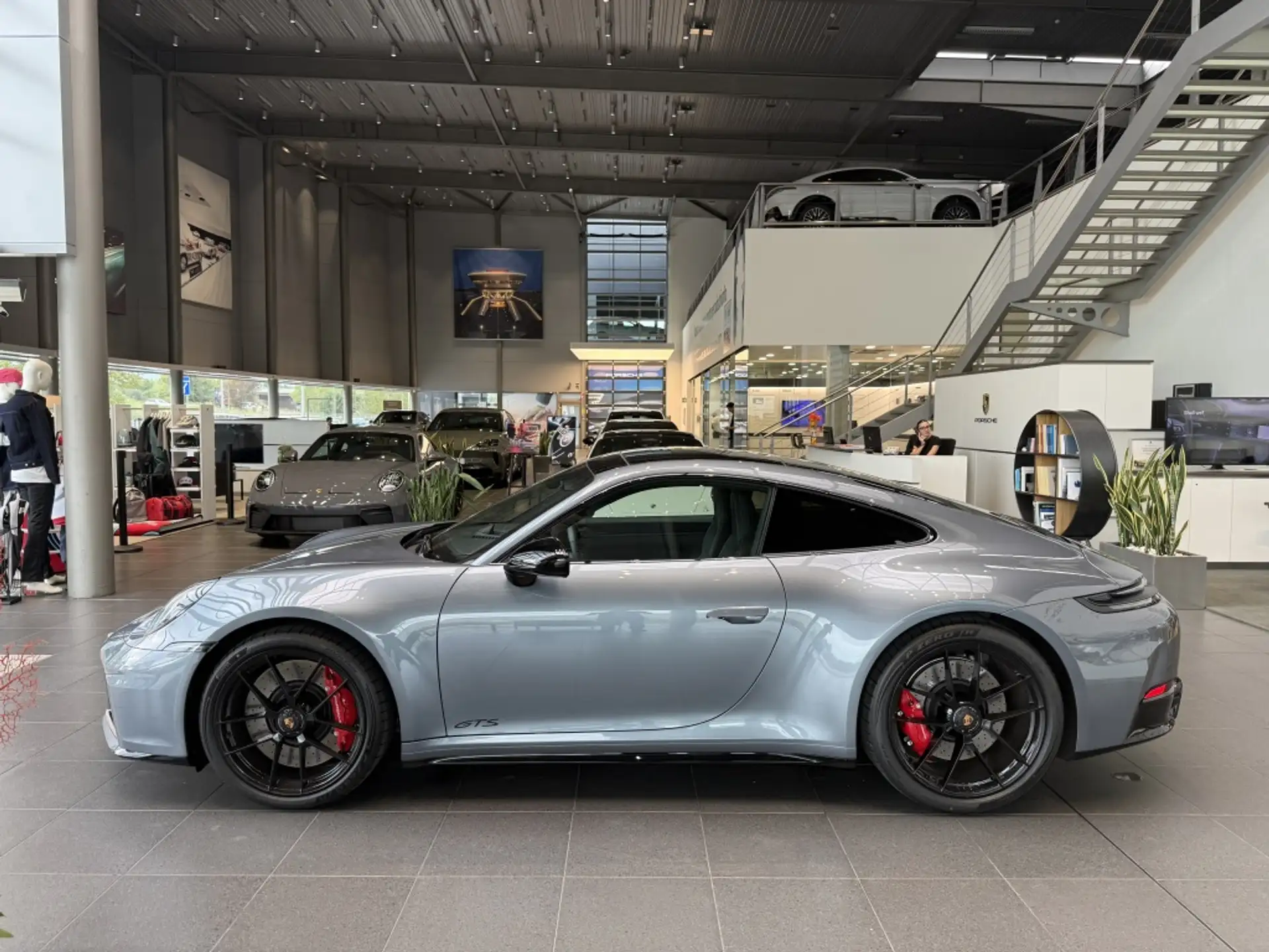 포르쉐 911 Carrera 4 GTS Coupe 2026 회색 사진 3