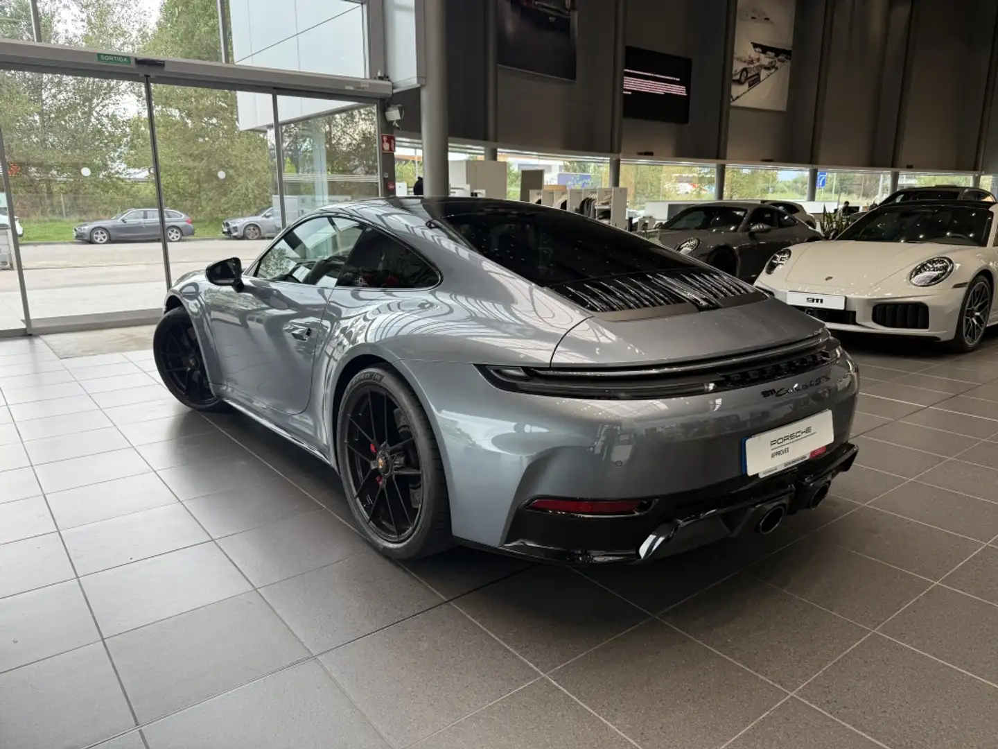 Porsche 992 Carrera 4 GTS Gris - 2