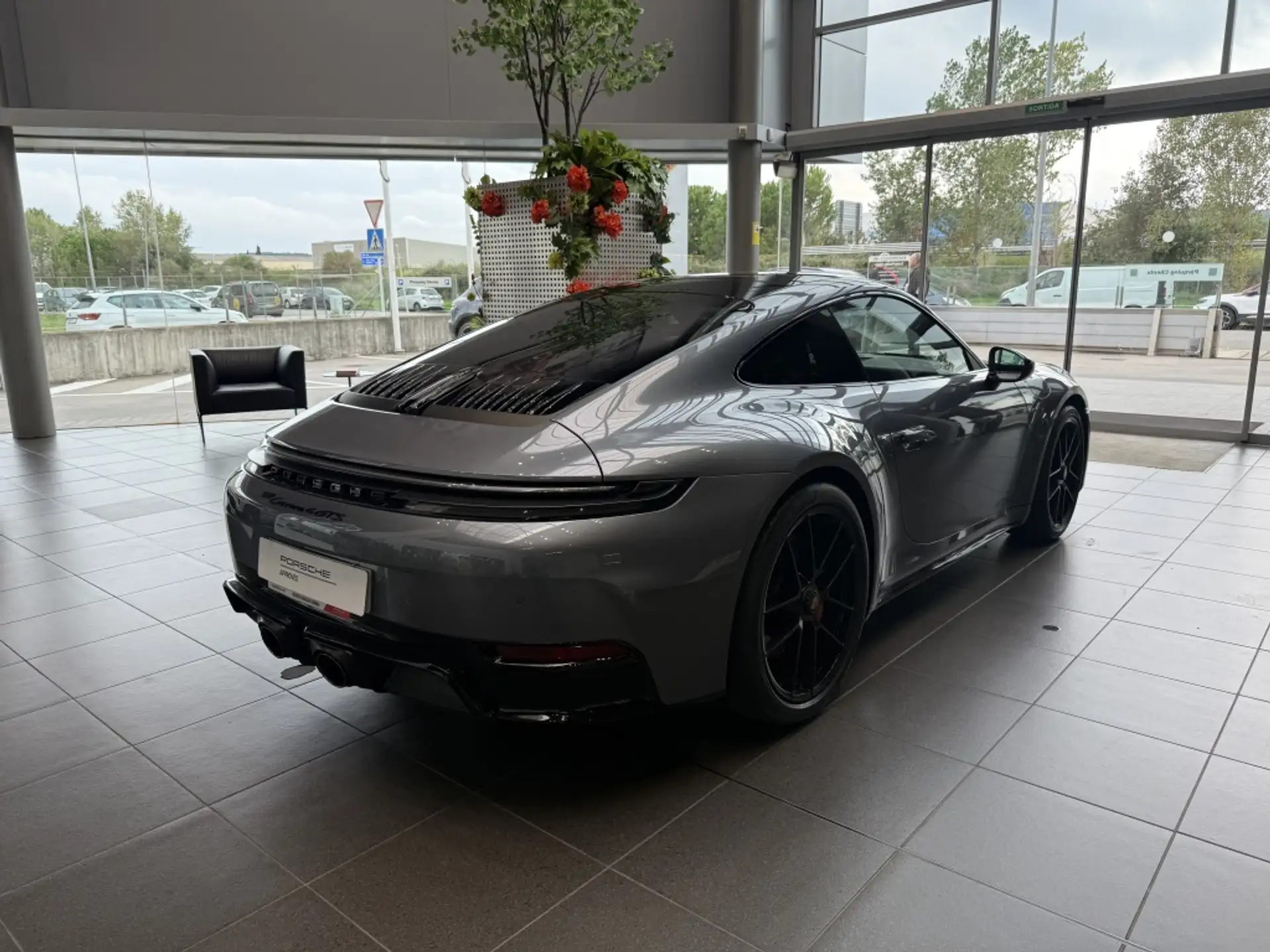 포르쉐 911 Carrera 4 GTS Coupe 2026 회색 사진 7