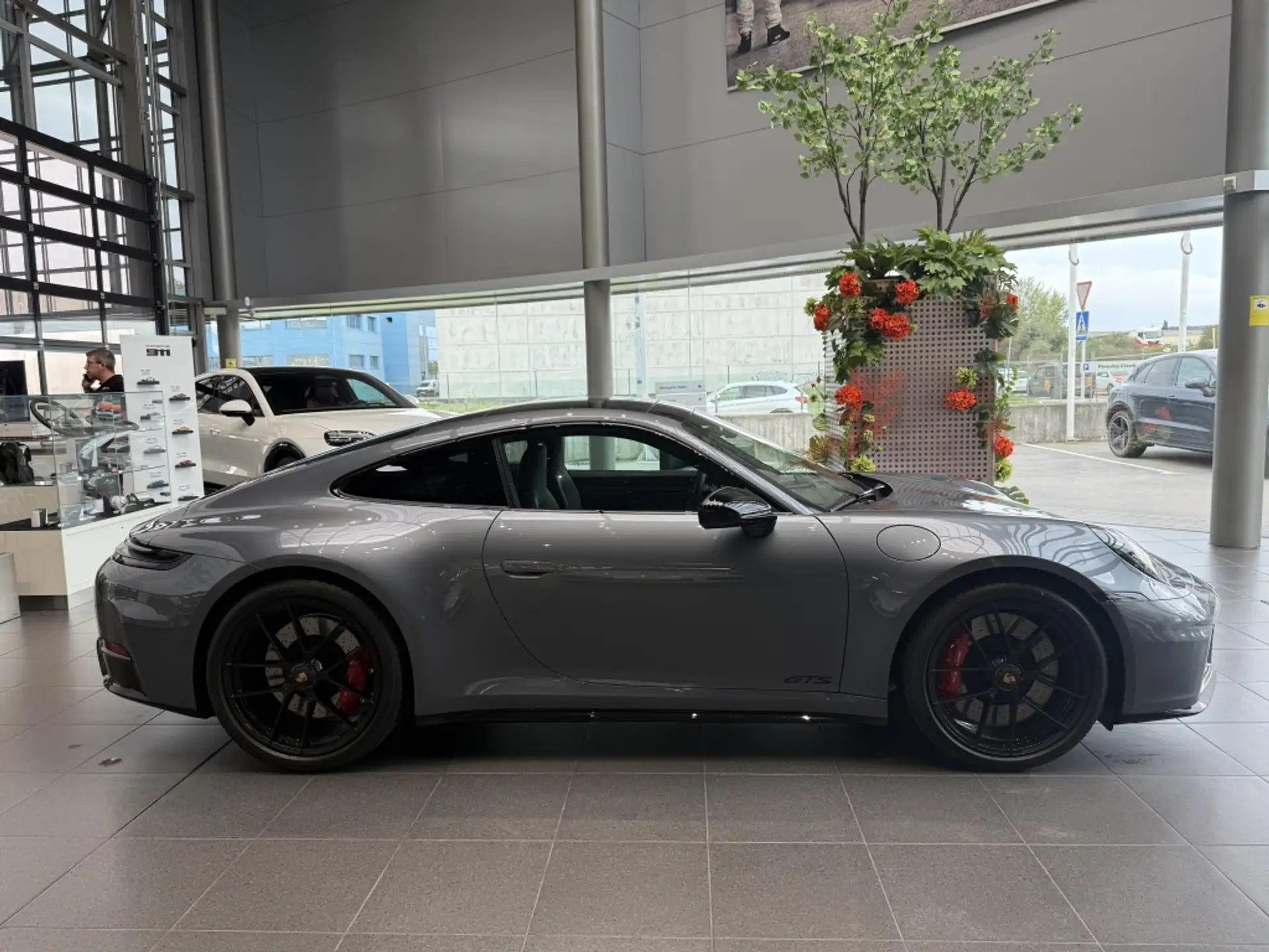 포르쉐 911 Carrera 4 GTS Coupe 2026 회색 사진 8