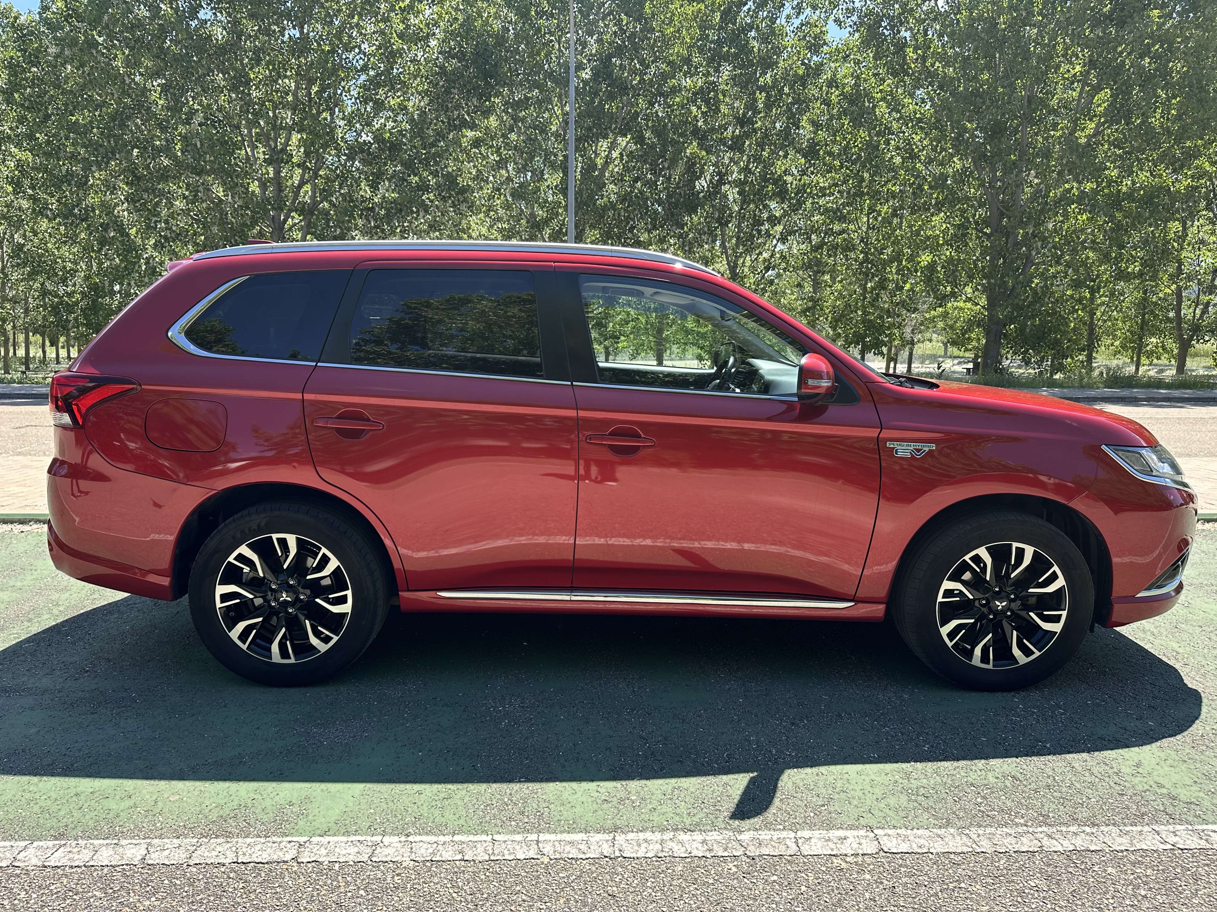 Mitsubishi Outlander PHEV Kaiteki 4WD - foto 1