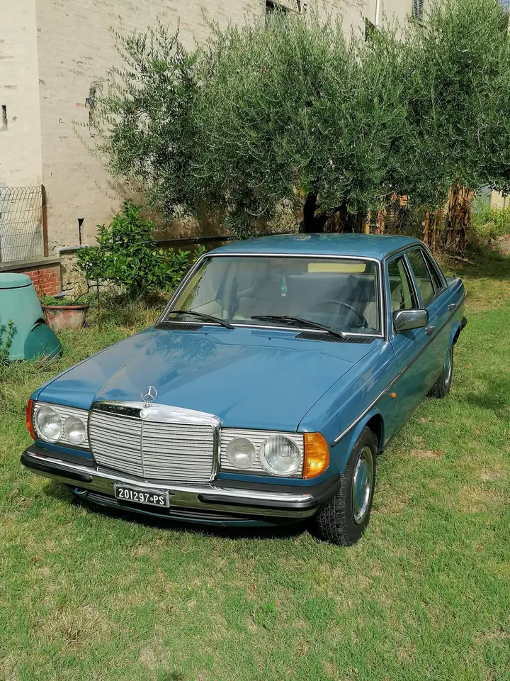 Mercedes-Benz 200 W123020, foto 1