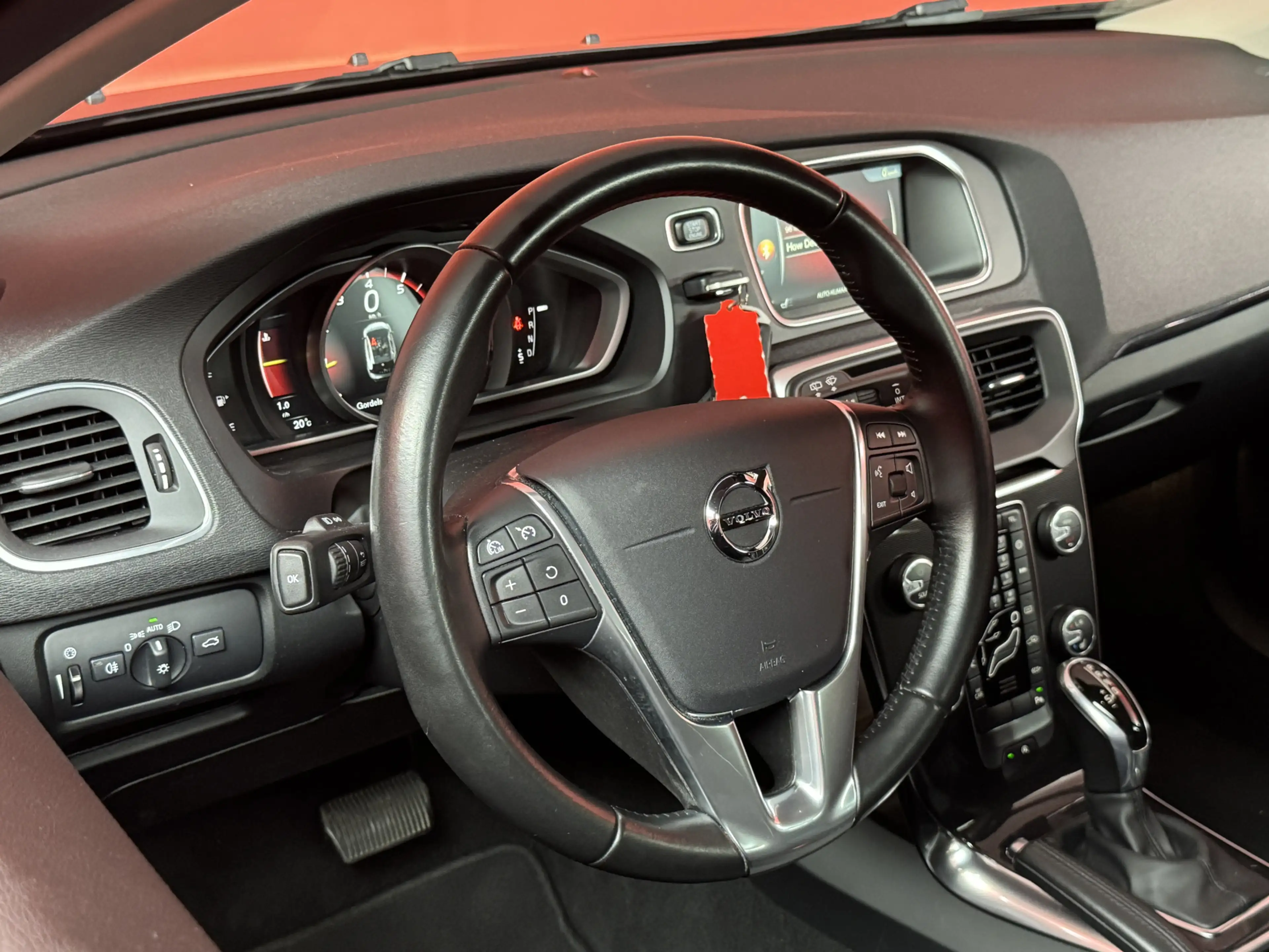Volvo V40 1.5 T3 Nordic+ | Nieuw Binnen! | Stoelverwarming | — photo 3