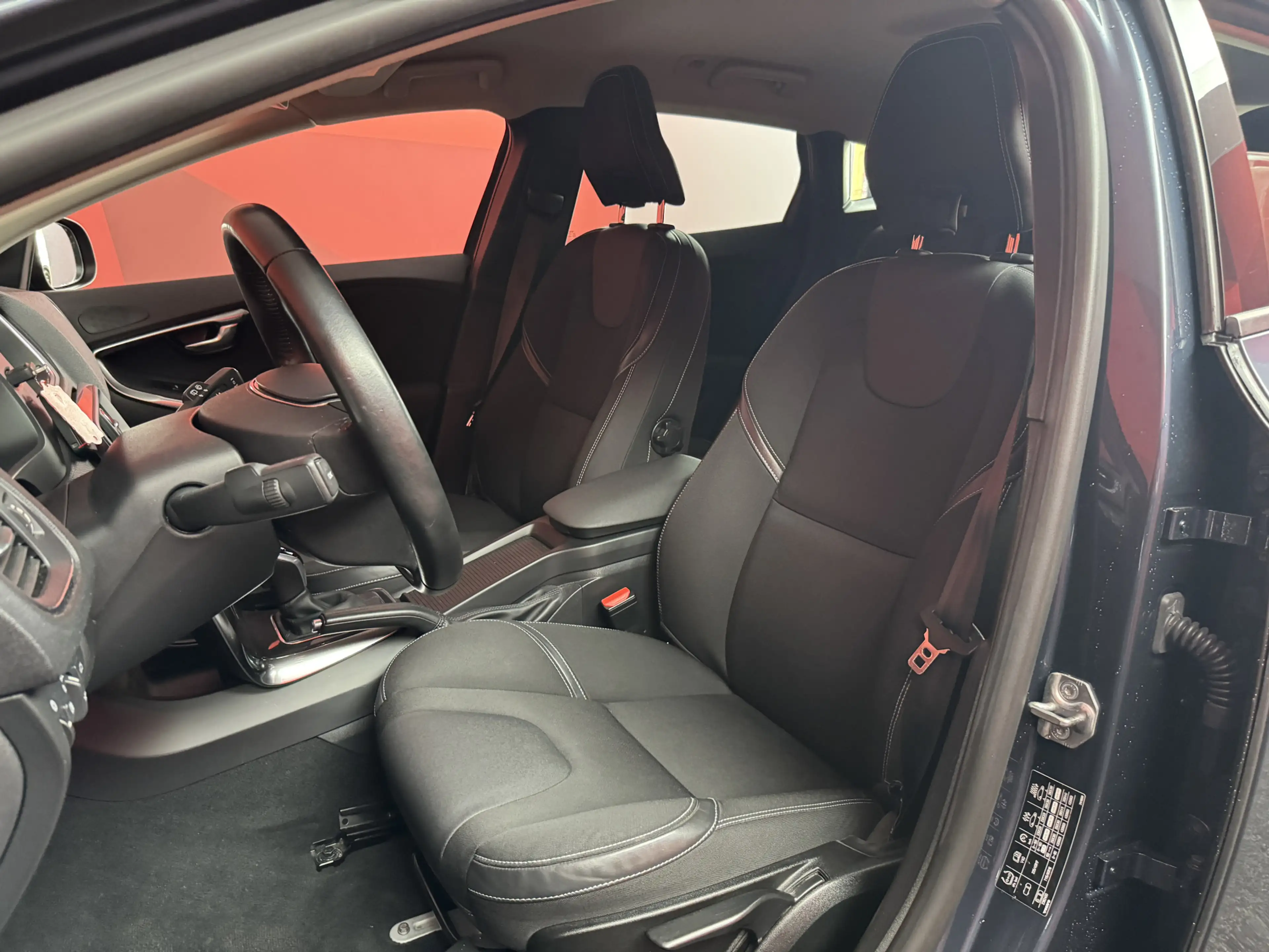 Volvo V40 1.5 T3 Nordic+ | Nieuw Binnen! | Stoelverwarming | — photo 4