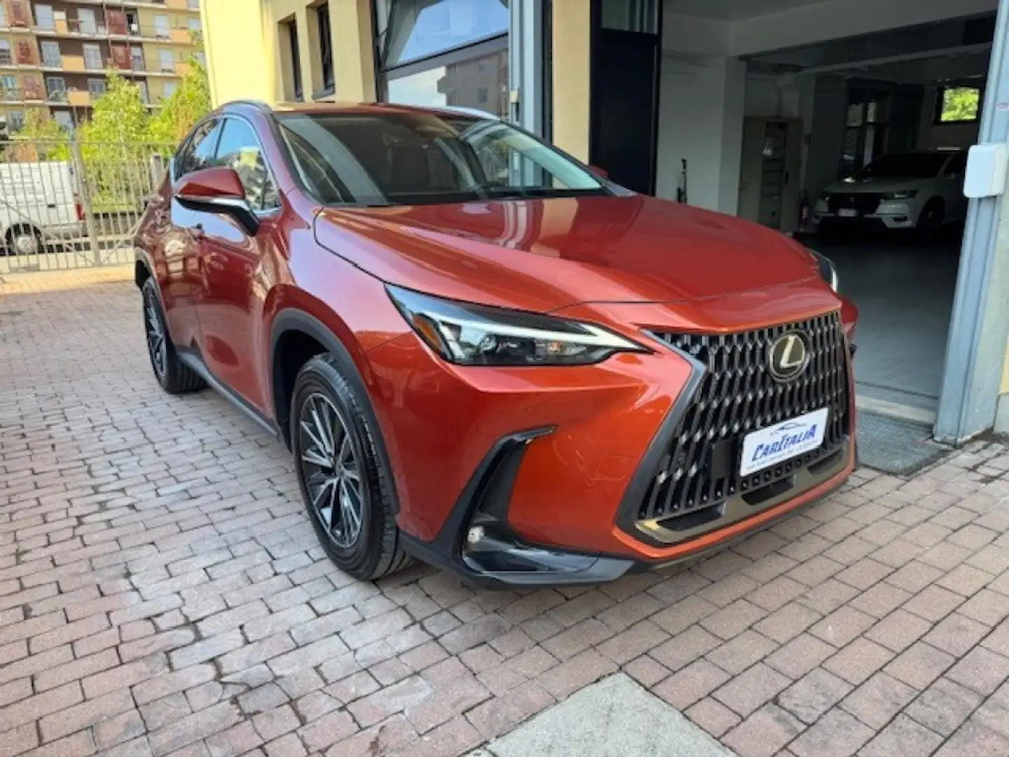 Lexus NX 300h NX Hybrid 4WD Premium + Orange - 1