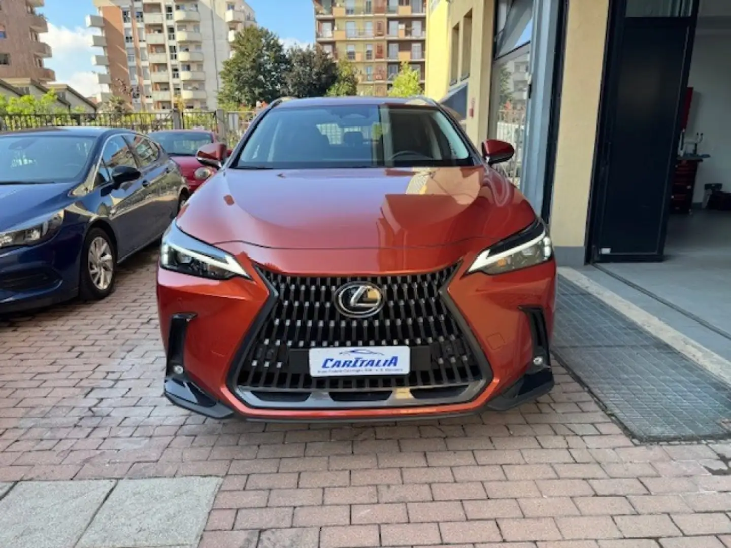 Lexus NX 300h NX Hybrid 4WD Premium + Orange - 2