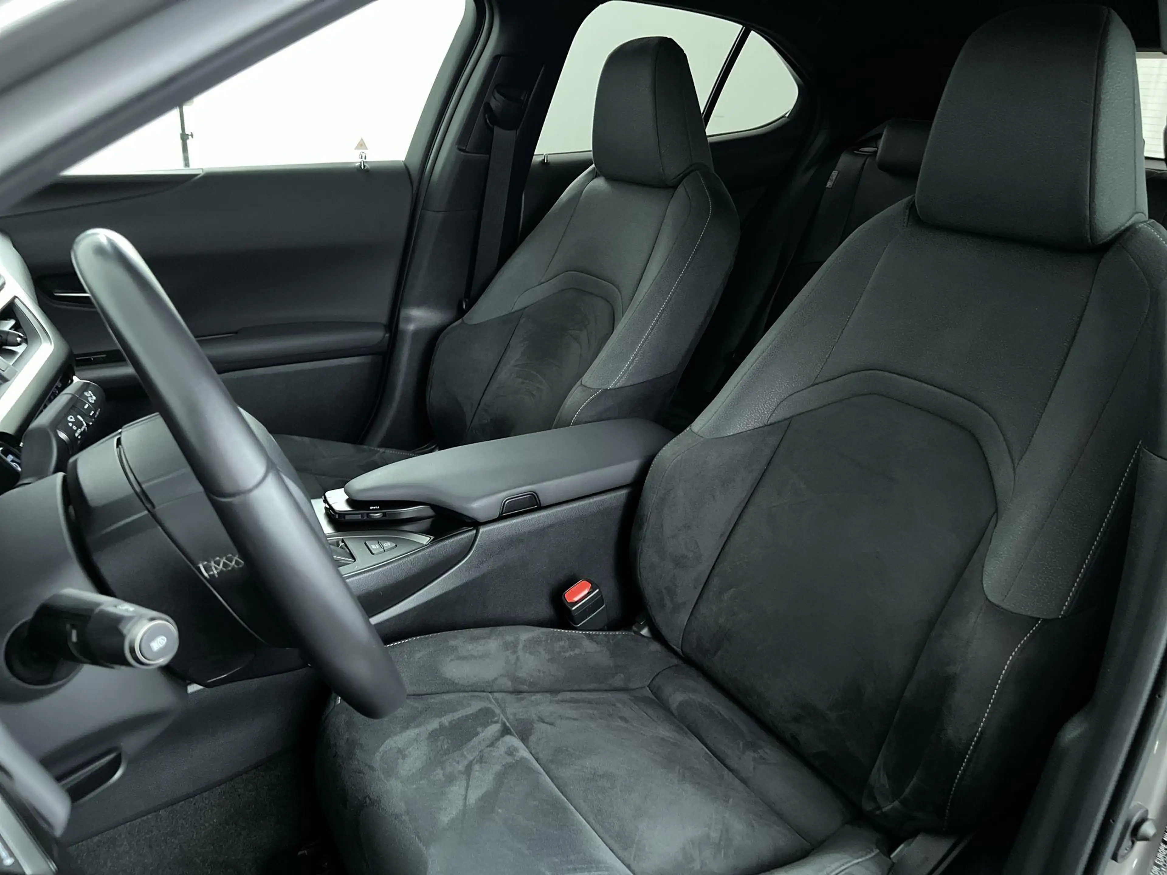 Lexus UX 250h Preference Line — photo 11