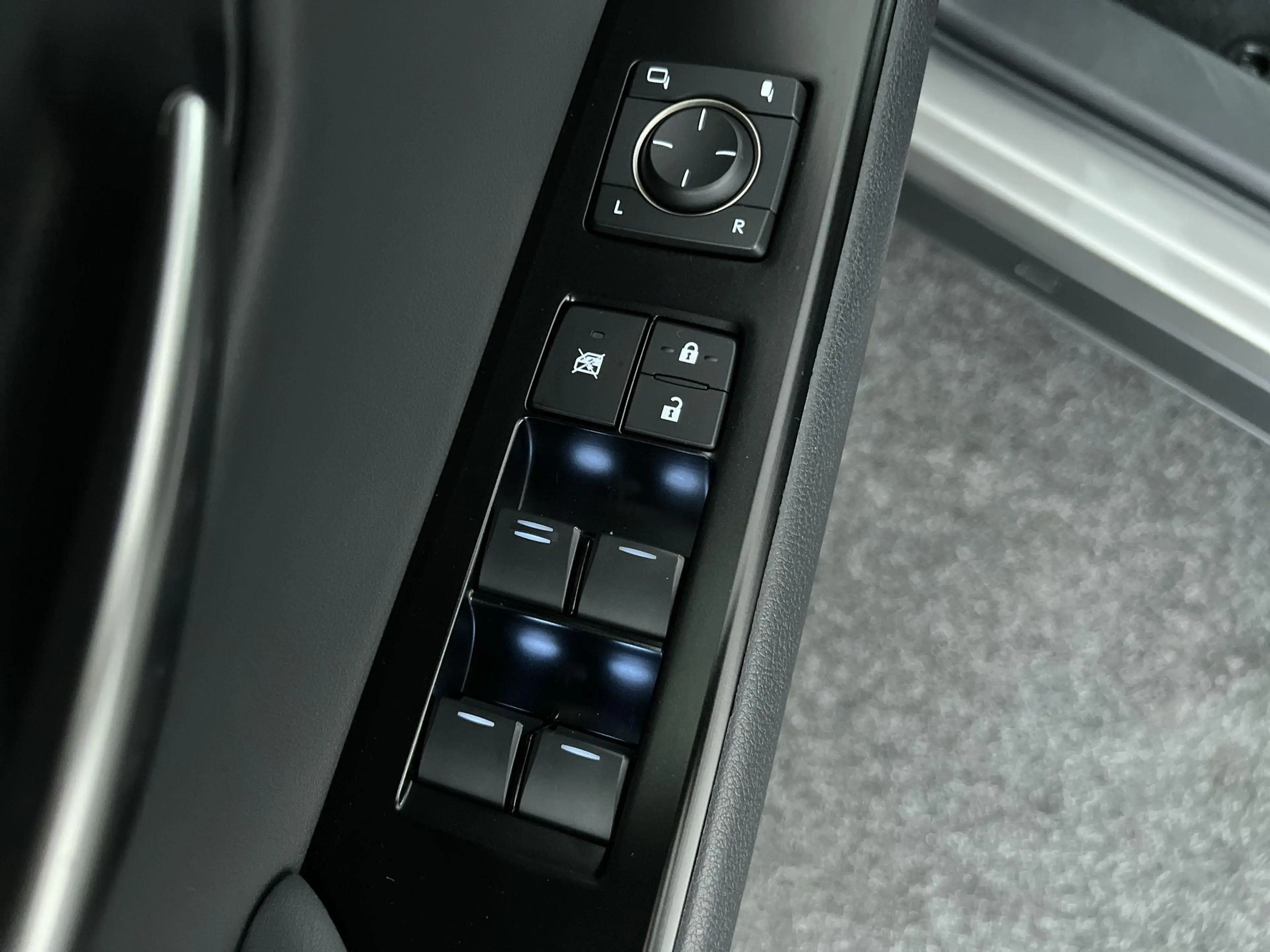 Lexus UX 250h Preference Line — photo 12