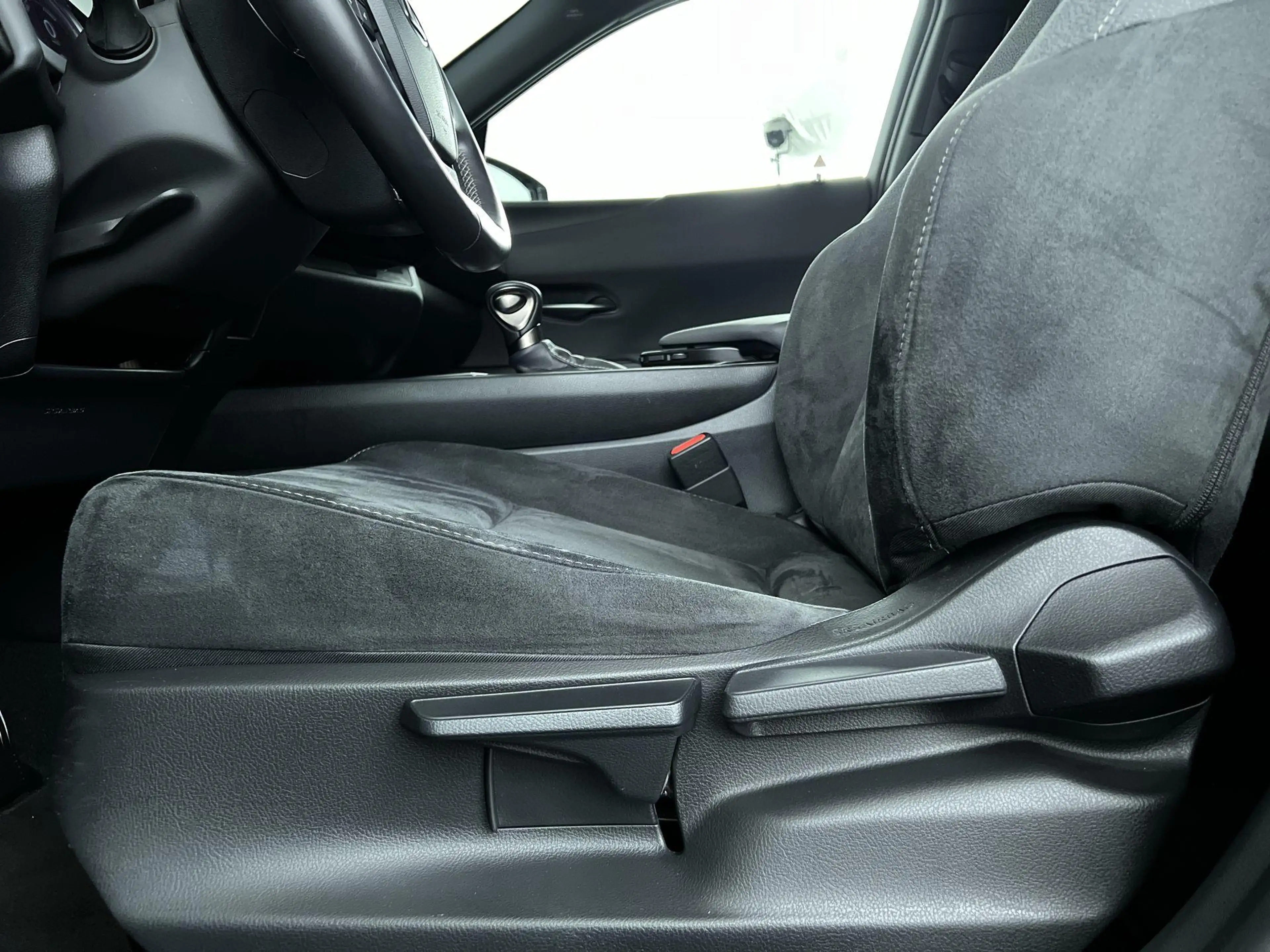 Lexus UX 250h Preference Line — photo 13