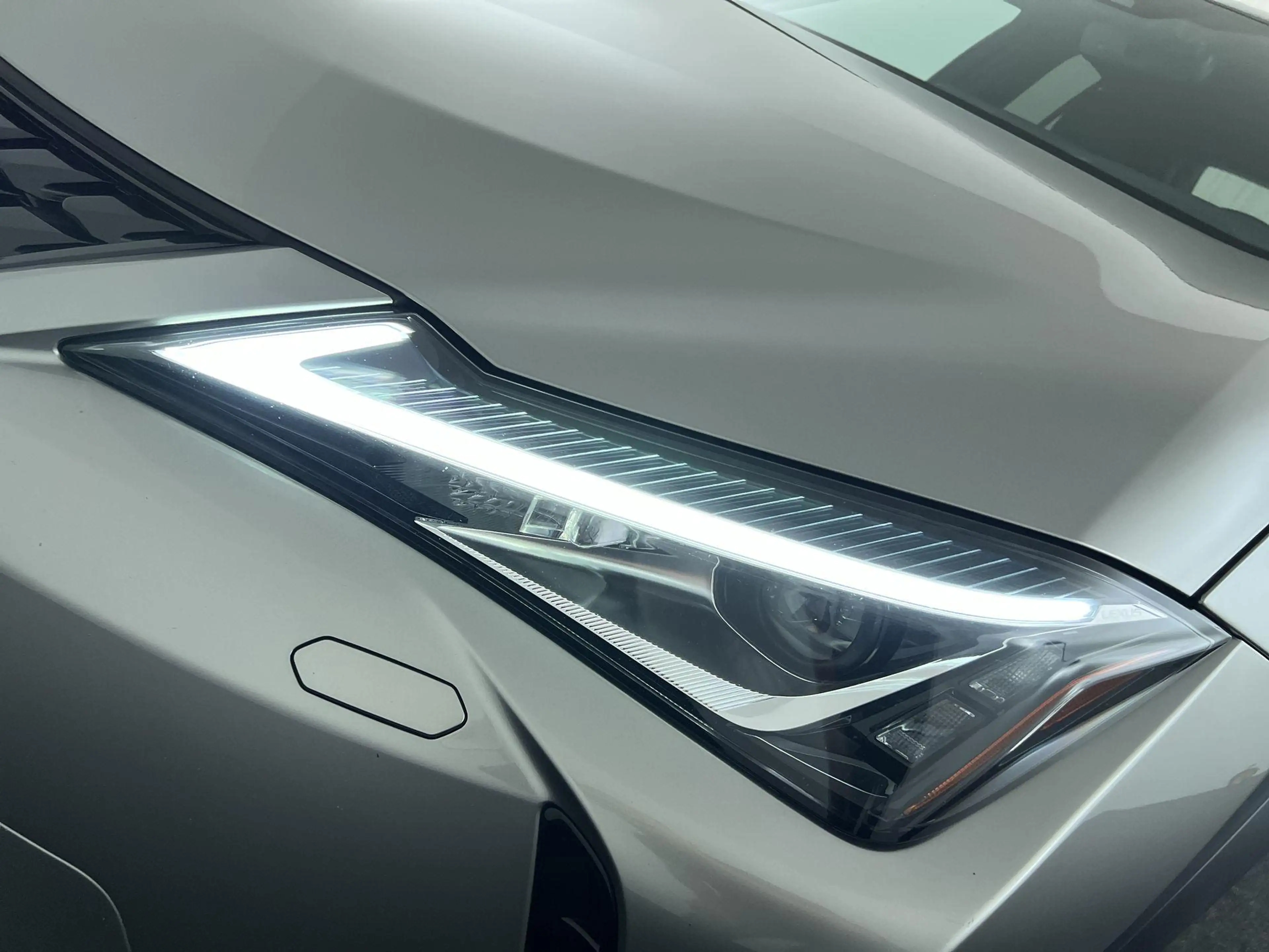 Lexus UX 250h Preference Line — photo 9