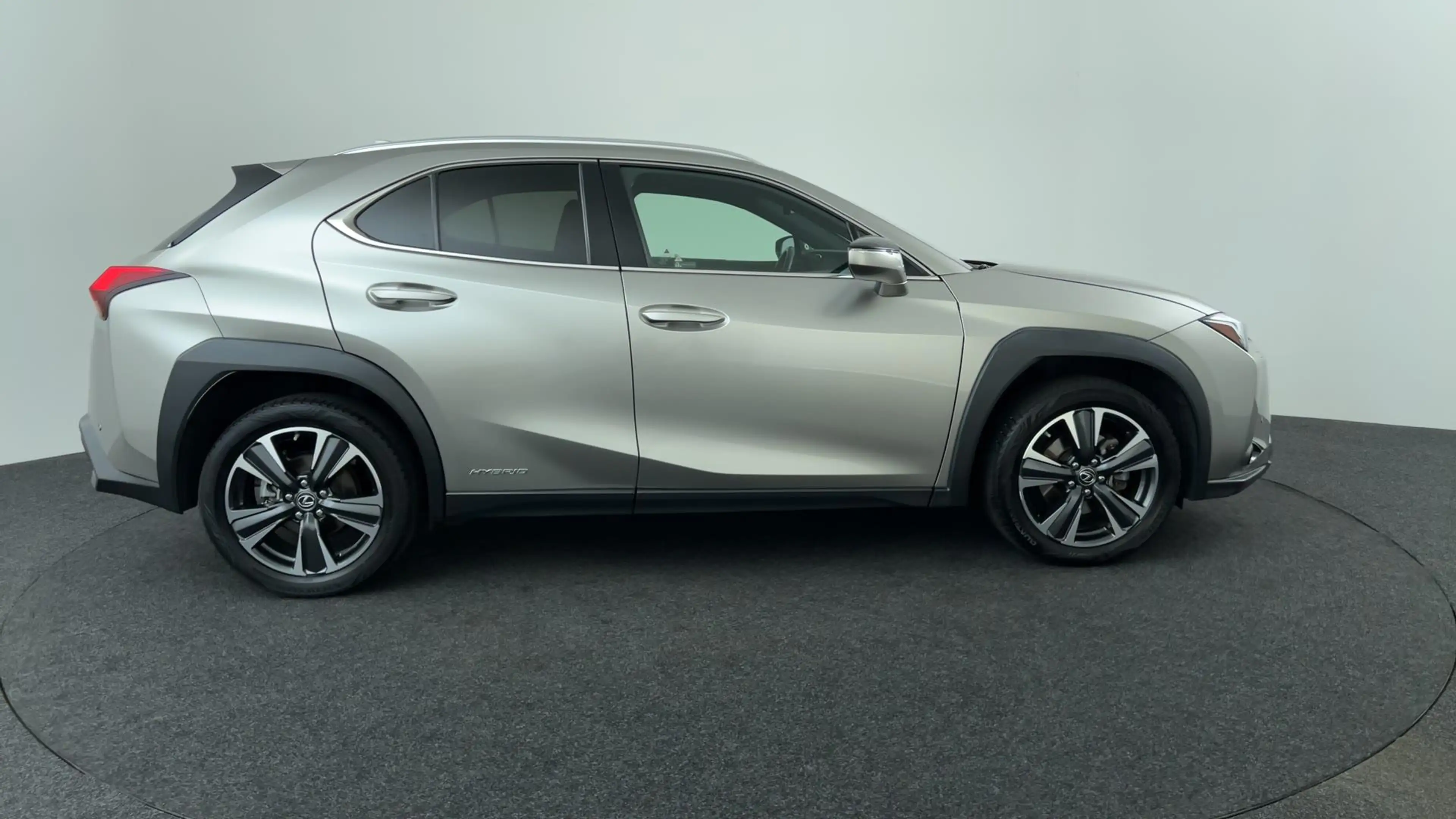 Lexus UX 250h Preference Line — photo 6