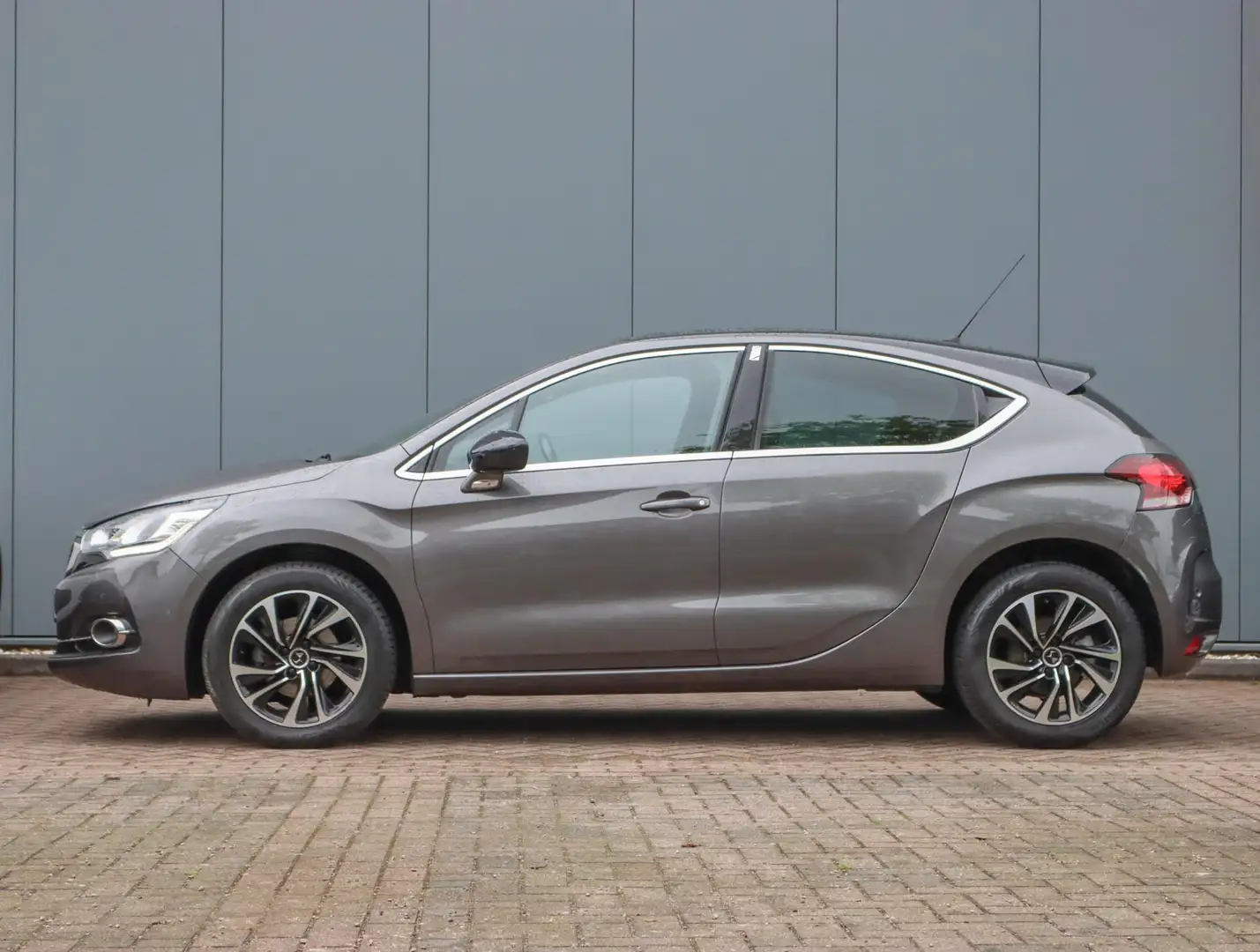 DS Automobiles DS 4 130pk Chic DS 4 130pk P.T. Connected Chic (1ste ei Grigio - 2