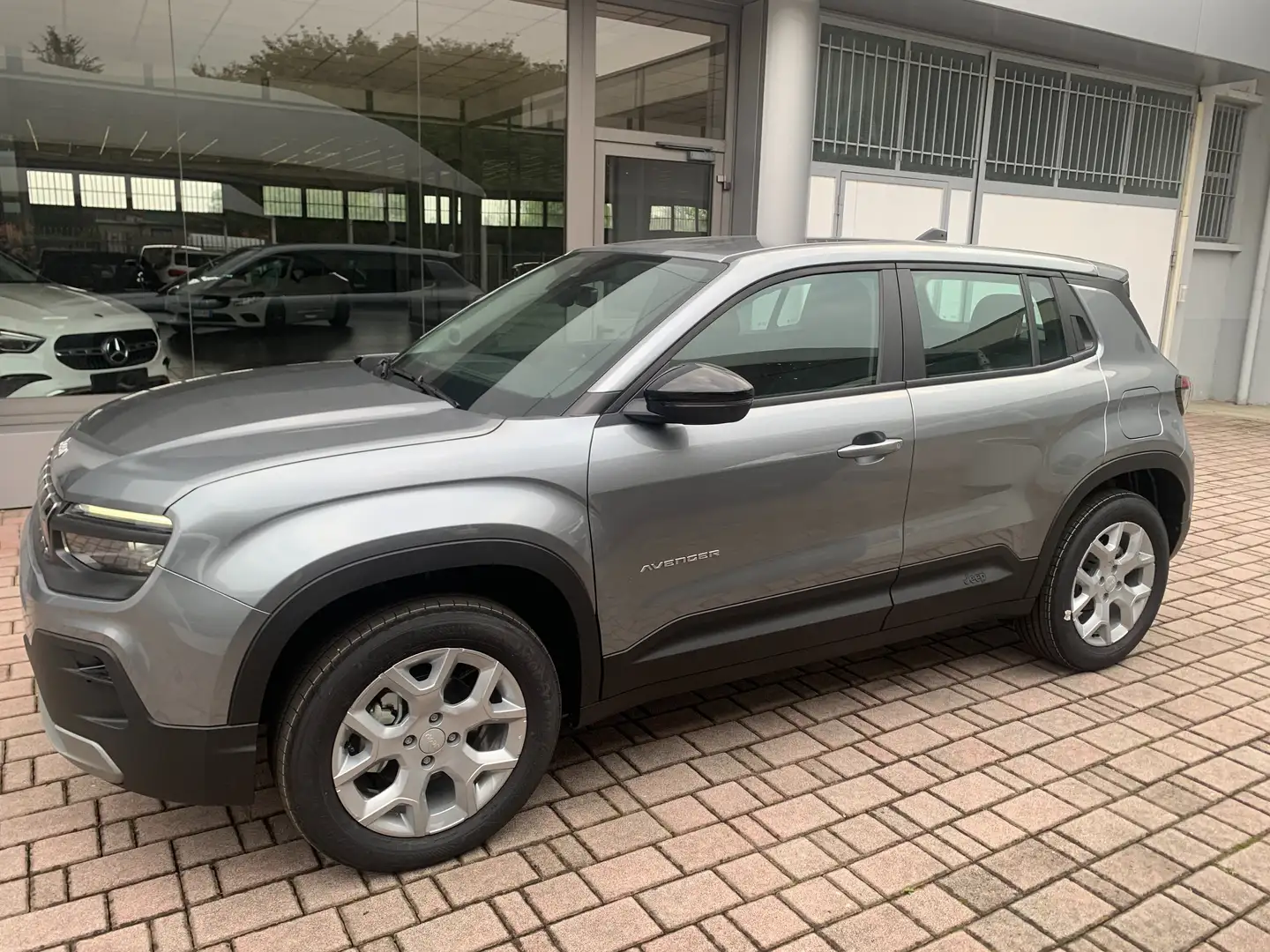 Jeep Avenger Avenger 1.2 turbo Altitude fwd 100cv Grijs - 1