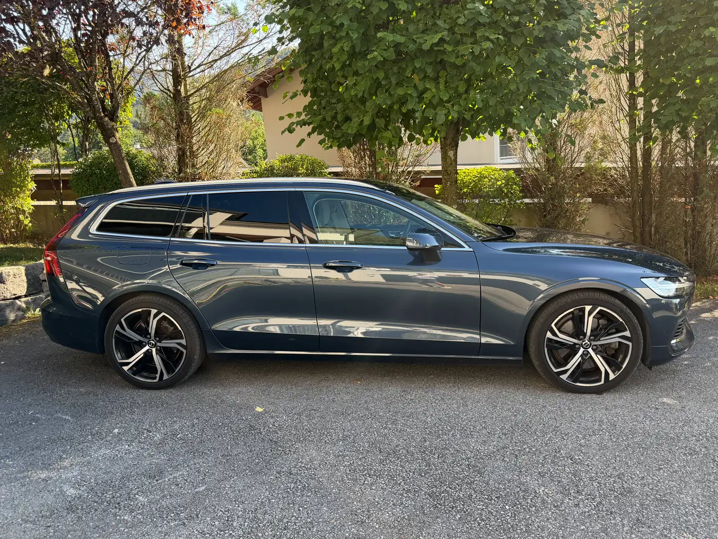 Volvo V60 T6 Recharge Ultimate Bright Blau - 2