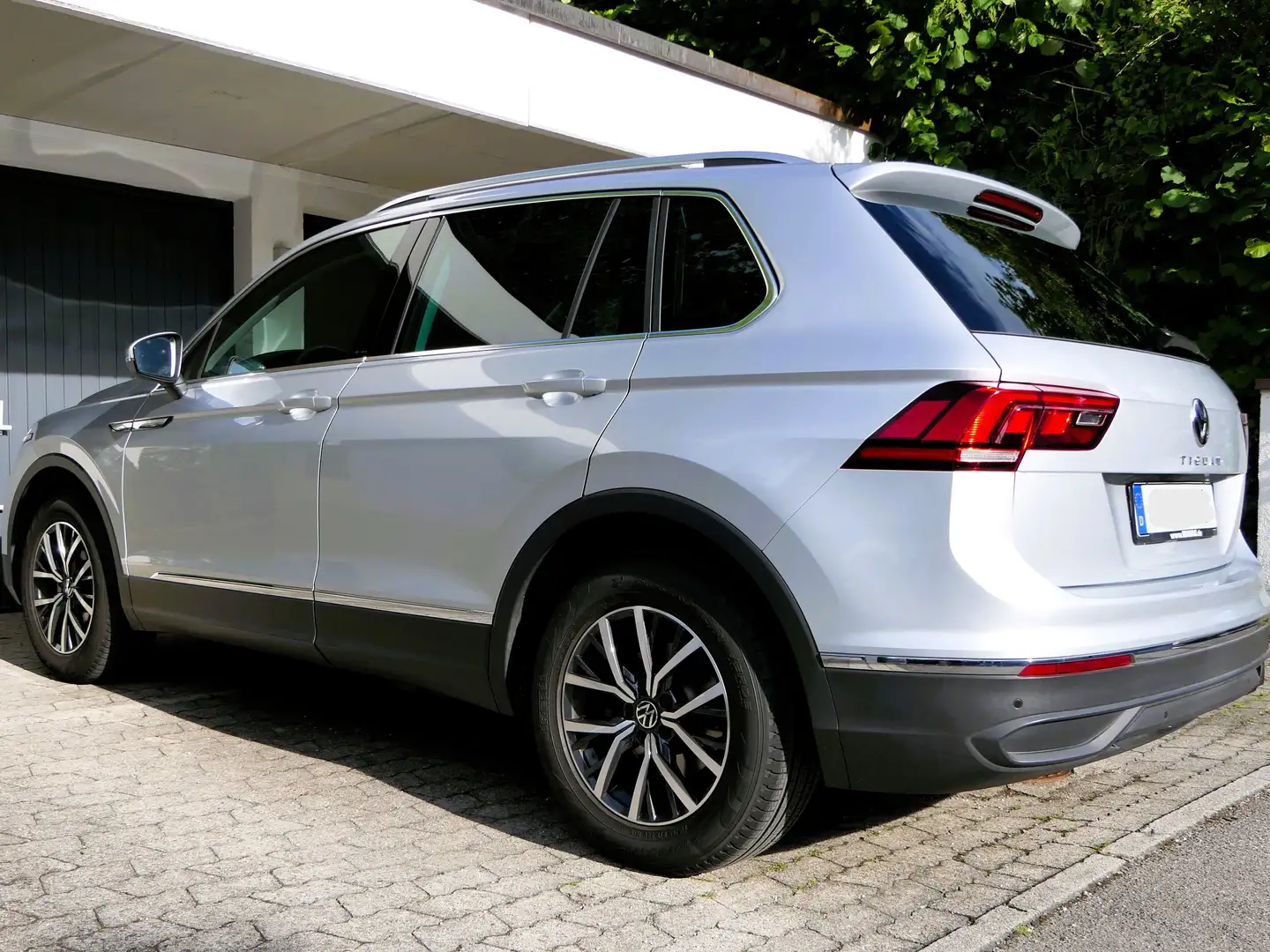 Volkswagen Tiguan Tiguan Life 1,5l TSI - Top*** Zustand Silber - 2