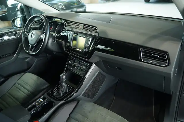 Volkswagen Touran view 17